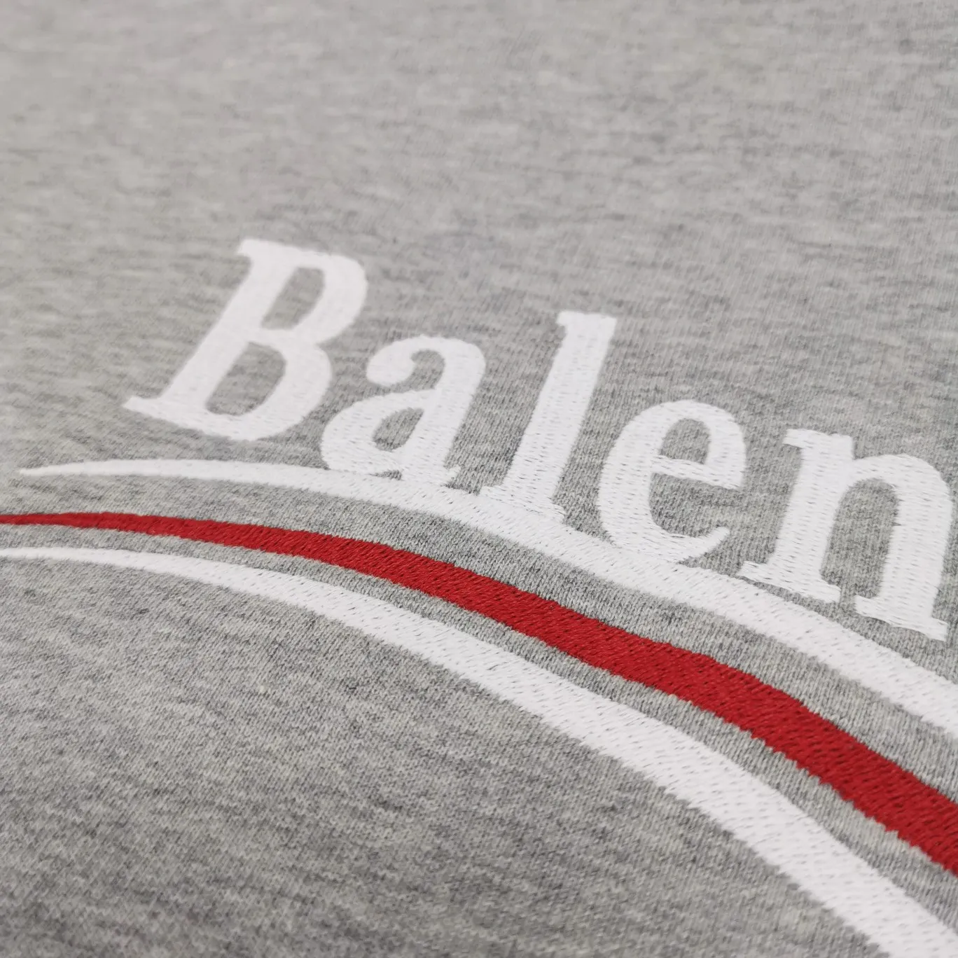 Supplementary details - the top tested version of Balenciaga BALENCIAGA Cola Malone embroidered print male and female couple star's same style autumn and winter pure cotton hoodie hooded sweatshirt. Three colors are available, ensuring the same fabric as the original version, no color difference! Customized dyeing in a package! INS, Xiaohongshu’s popular style, classics that never fade away! The king of orders in Spain, the fried chicken is highly recommended! 480% pure cotton terry fabric, comfortable and warm! Full of drape! The printing uses Tajima embroidery machine imported from Japan, which is known as the fighter among embroidery machines. The embroidery is meticulous, with no threads or skipped threads, the printing and embroidery are full and fine, and the letter spacing is consistent with ZP! Wearing it gives you full confidence and peace of mind! The labels and washes are all correct! On behalf of G at the same level! Consistent packaging at the counter! Size: XS-L Color: Purple light gray white gray P:450