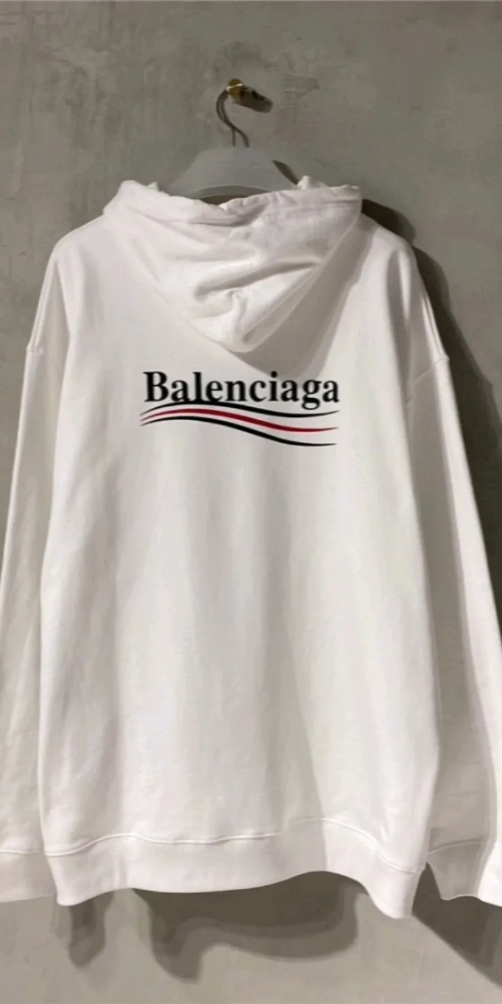 Real shot of the video - the top tested version of Balenciaga BALENCIAGA's classic Coke wave print hooded sweatshirt, developed from the original ZP version, 1:1 customized accessories and packaging (including logo Sydney paper + new moderator mark + washing + hangtag). The entire sweatshirt is made of 460g pure cotton large terry, and the wet weight can reach 490, giving it a full sense of thickness The printing uses the Israeli Kornit digital direct-injection process. The dye is added with 0.028 granular nano-plastics. When sprayed on the fabric, it has strong adhesion and is not afraid of strong washing and exposure (it is recommended to take care of the clothes), ensuring that the printing will not fall off after wearing. Customized washing, labeling, accessories, and hardware can reach professional standards. Whole piece of clothing, hat string, threaded fabric, produced in the same vat, 0 color difference, color: white, size: XS-L P:430