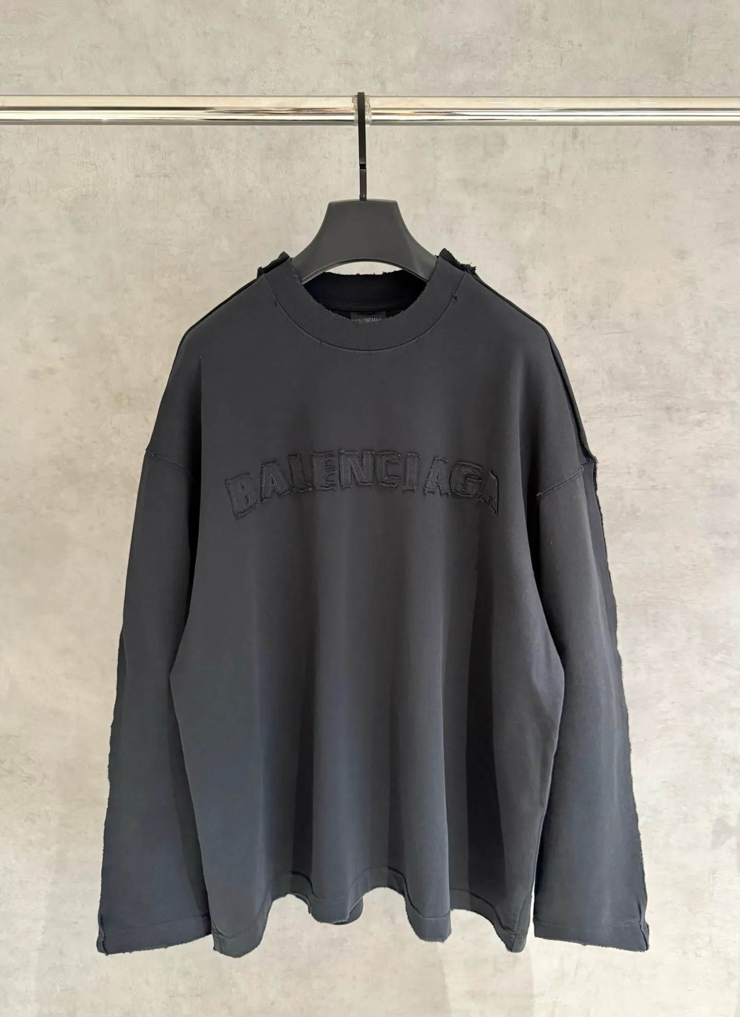 🅿️350 [Strict quality control] BAL Balenciaga's new appliqué embroidered long-sleeved sweatshirt T-shirt. Heavy 340g double yarn fabric. Wash the whole garment twice. Frayed and torn on all four sides. Heavy fabric. The neckline is made of icy Solona. Loose fit. Deep, wide and stylish. No deformation or shrinkage. Color: 3 colors, black, white and gray. Size: M-2xl