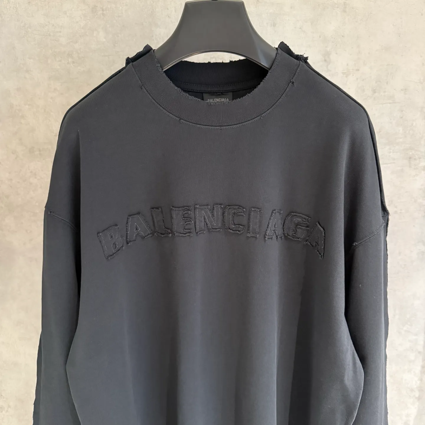 🅿️350 [Strict quality control] BAL Balenciaga's new appliqué embroidered long-sleeved sweatshirt T-shirt. Heavy 340g double yarn fabric. Wash the whole garment twice. Frayed and torn on all four sides. Heavy fabric. The neckline is made of icy Solona. Loose fit. Deep, wide and stylish. No deformation or shrinkage. Color: 3 colors, black, white and gray. Size: M-2xl