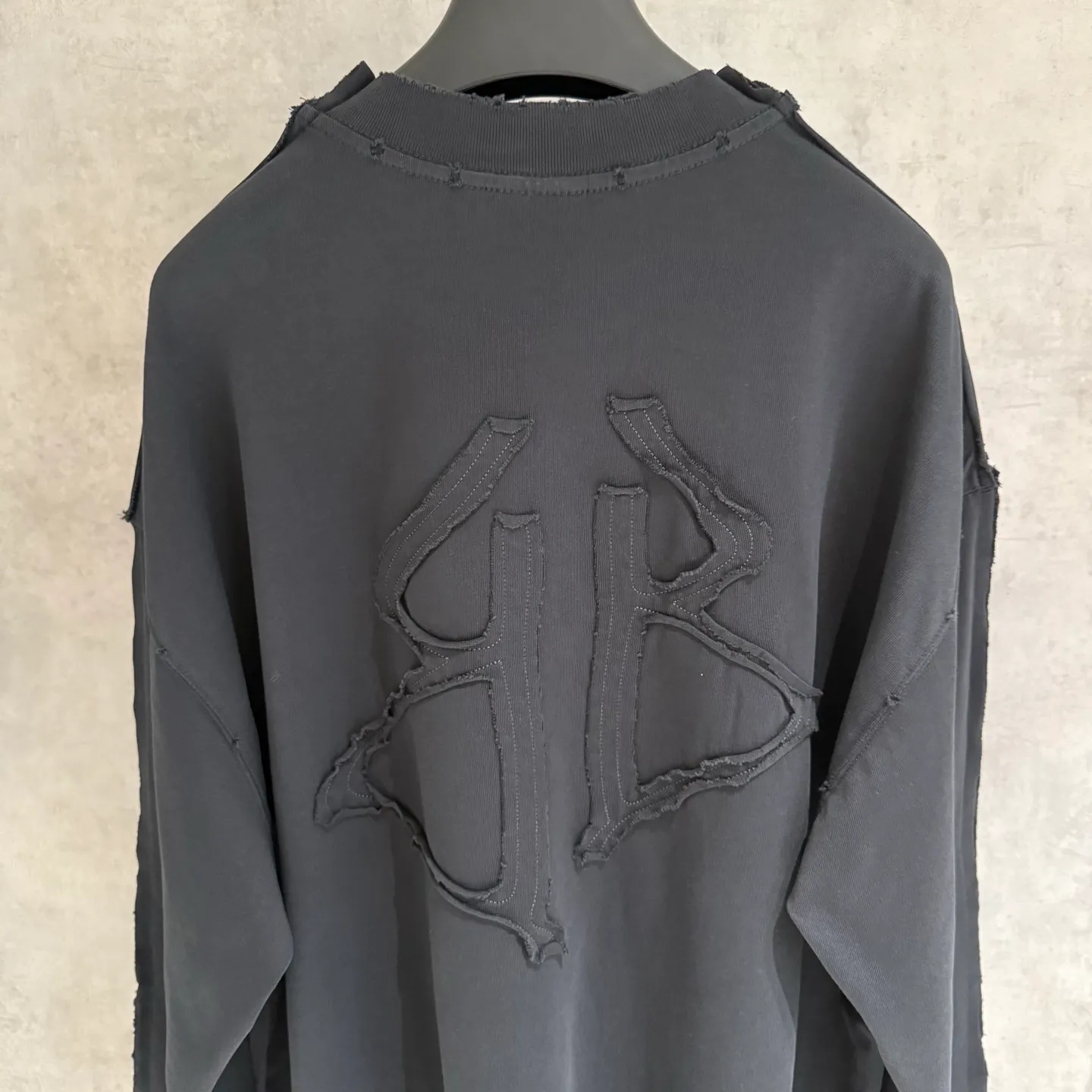 🅿️350 [Strict quality control] BAL Balenciaga's new appliqué embroidered long-sleeved sweatshirt T-shirt. Heavy 340g double yarn fabric. Wash the whole garment twice. Frayed and torn on all four sides. Heavy fabric. The neckline is made of icy Solona. Loose fit. Deep, wide and stylish. No deformation or shrinkage. Color: 3 colors, black, white and gray. Size: M-2xl