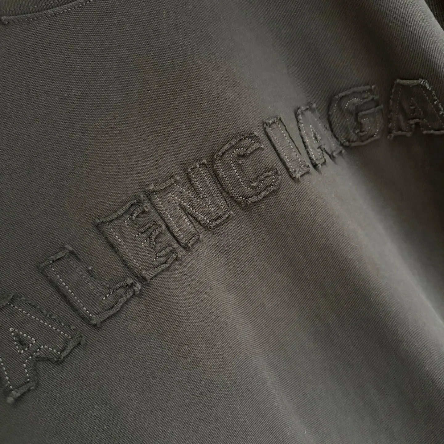 🅿️350 [Strict quality control] BAL Balenciaga's new appliqué embroidered long-sleeved sweatshirt T-shirt. Heavy 340g double yarn fabric. Wash the whole garment twice. Frayed and torn on all four sides. Heavy fabric. The neckline is made of icy Solona. Loose fit. Deep, wide and stylish. No deformation or shrinkage. Color: 3 colors, black, white and gray. Size: M-2xl