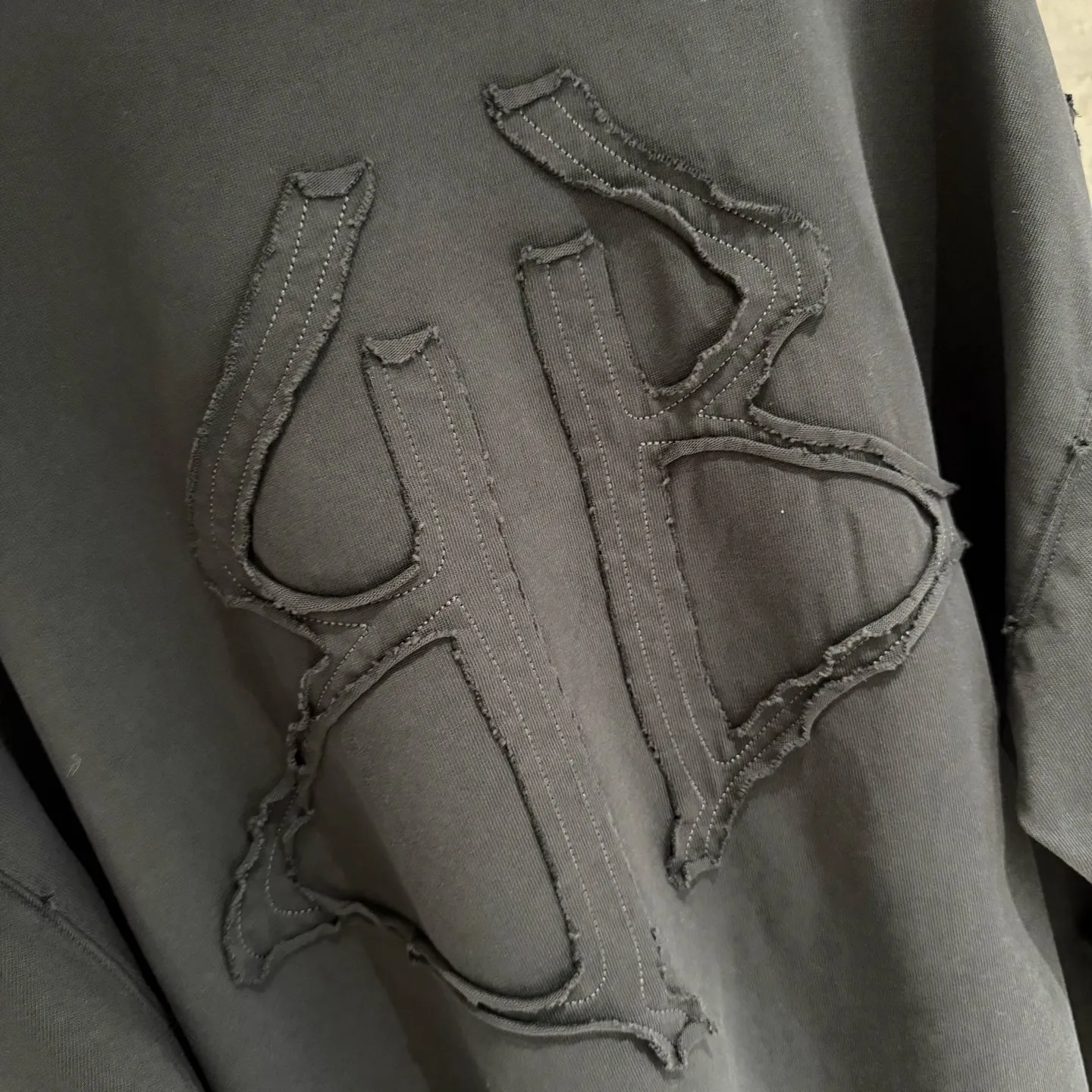 🅿️350 [Strict quality control] BAL Balenciaga's new appliqué embroidered long-sleeved sweatshirt T-shirt. Heavy 340g double yarn fabric. Wash the whole garment twice. Frayed and torn on all four sides. Heavy fabric. The neckline is made of icy Solona. Loose fit. Deep, wide and stylish. No deformation or shrinkage. Color: 3 colors, black, white and gray. Size: M-2xl