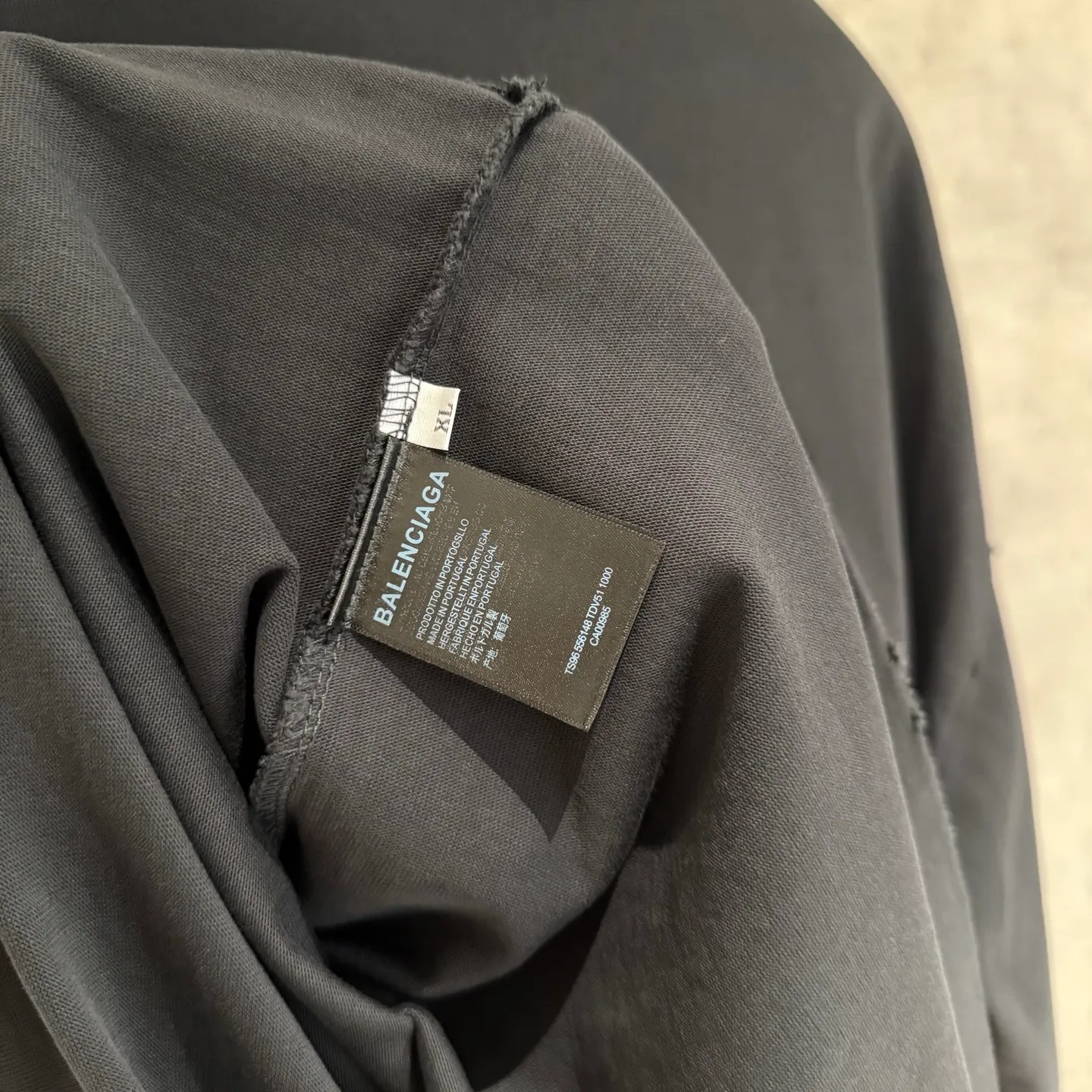 🅿️350 [Strict quality control] BAL Balenciaga's new appliqué embroidered long-sleeved sweatshirt T-shirt. Heavy 340g double yarn fabric. Wash the whole garment twice. Frayed and torn on all four sides. Heavy fabric. The neckline is made of icy Solona. Loose fit. Deep, wide and stylish. No deformation or shrinkage. Color: 3 colors, black, white and gray. Size: M-2xl