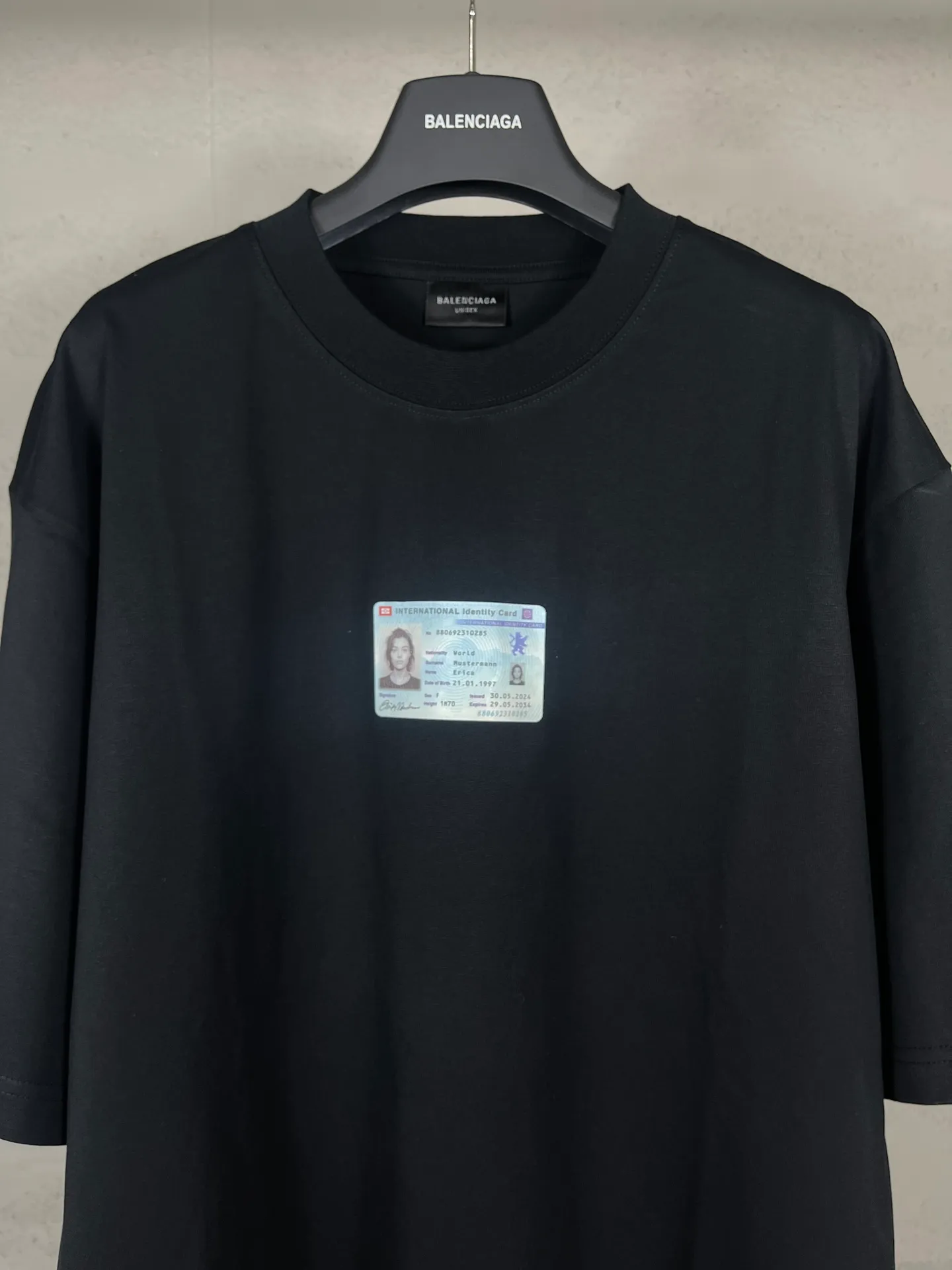 🅿️180 real photos [Top version. Official website quality] BALENCI*GA/Paris.SS25 latest ID card digitally printed short-sleeved T-shirt. Brick cabinets are synchronized. Genuine products are developed at the first time. The fabric is made of Paris ZP custom-woven and dyed cotton double yarn. Weighing 260 grams, the cloth surface is clean. The cloth pattern is clear, soft and comfortable. The threads are dyed with no color difference. The printing uses environmentally friendly imported materials and Kangli digital printing. The letters are clear and the effect is three-dimensional. The version adopts OS loose shoulder design. Same style for men and women. Code: BL253625 Color: Black Size: XS S M L