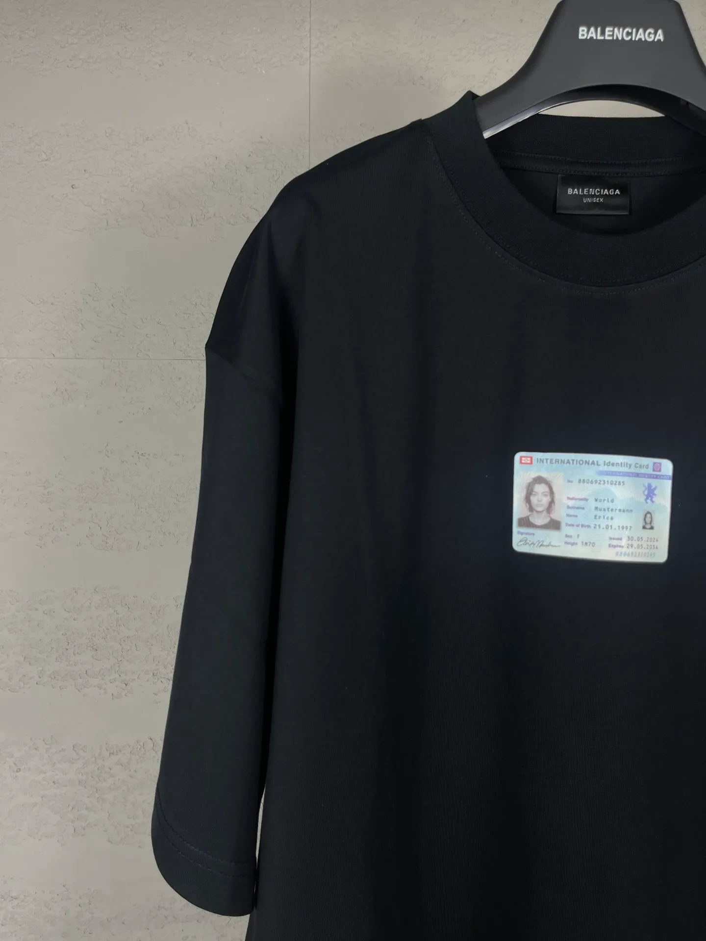 🅿️180 real photos [Top version. Official website quality] BALENCI*GA/Paris.SS25 latest ID card digitally printed short-sleeved T-shirt. Brick cabinets are synchronized. Genuine products are developed at the first time. The fabric is made of Paris ZP custom-woven and dyed cotton double yarn. Weighing 260 grams, the cloth surface is clean. The cloth pattern is clear, soft and comfortable. The threads are dyed with no color difference. The printing uses environmentally friendly imported materials and Kangli digital printing. The letters are clear and the effect is three-dimensional. The version adopts OS loose shoulder design. Same style for men and women. Code: BL253625 Color: Black Size: XS S M L