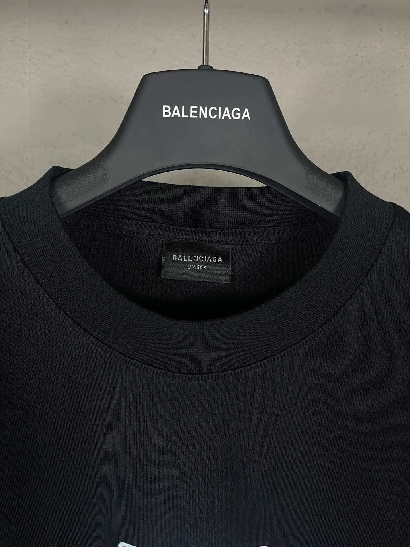 🅿️180 real photos [Top version. Official website quality] BALENCI*GA/Paris.SS25 latest ID card digitally printed short-sleeved T-shirt. Brick cabinets are synchronized. Genuine products are developed at the first time. The fabric is made of Paris ZP custom-woven and dyed cotton double yarn. Weighing 260 grams, the cloth surface is clean. The cloth pattern is clear, soft and comfortable. The threads are dyed with no color difference. The printing uses environmentally friendly imported materials and Kangli digital printing. The letters are clear and the effect is three-dimensional. The version adopts OS loose shoulder design. Same style for men and women. Code: BL253625 Color: Black Size: XS S M L