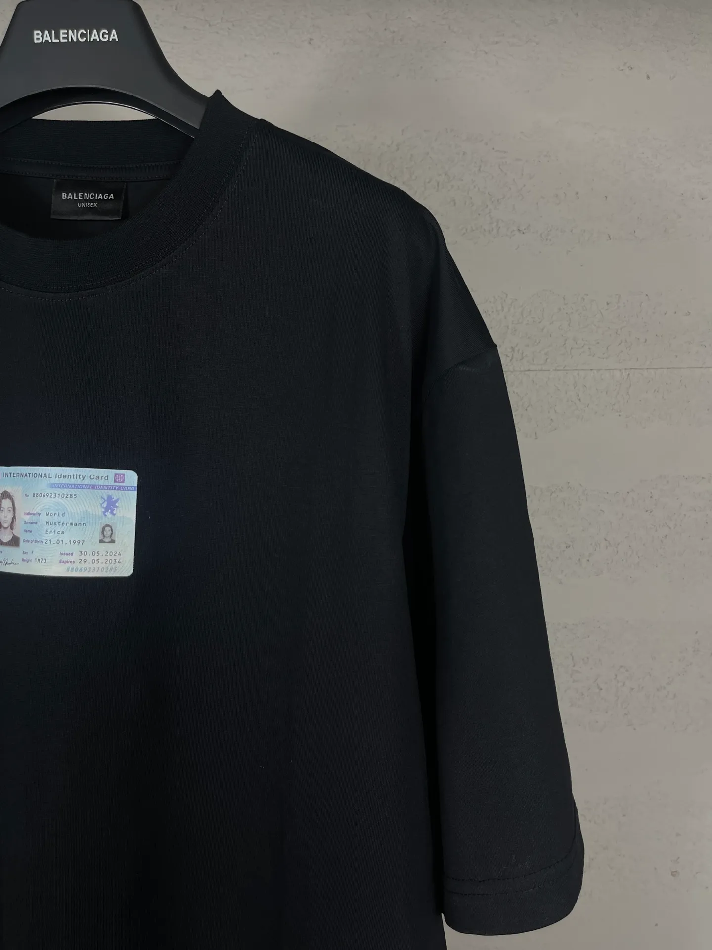 🅿️180 real photos [Top version. Official website quality] BALENCI*GA/Paris.SS25 latest ID card digitally printed short-sleeved T-shirt. Brick cabinets are synchronized. Genuine products are developed at the first time. The fabric is made of Paris ZP custom-woven and dyed cotton double yarn. Weighing 260 grams, the cloth surface is clean. The cloth pattern is clear, soft and comfortable. The threads are dyed with no color difference. The printing uses environmentally friendly imported materials and Kangli digital printing. The letters are clear and the effect is three-dimensional. The version adopts OS loose shoulder design. Same style for men and women. Code: BL253625 Color: Black Size: XS S M L