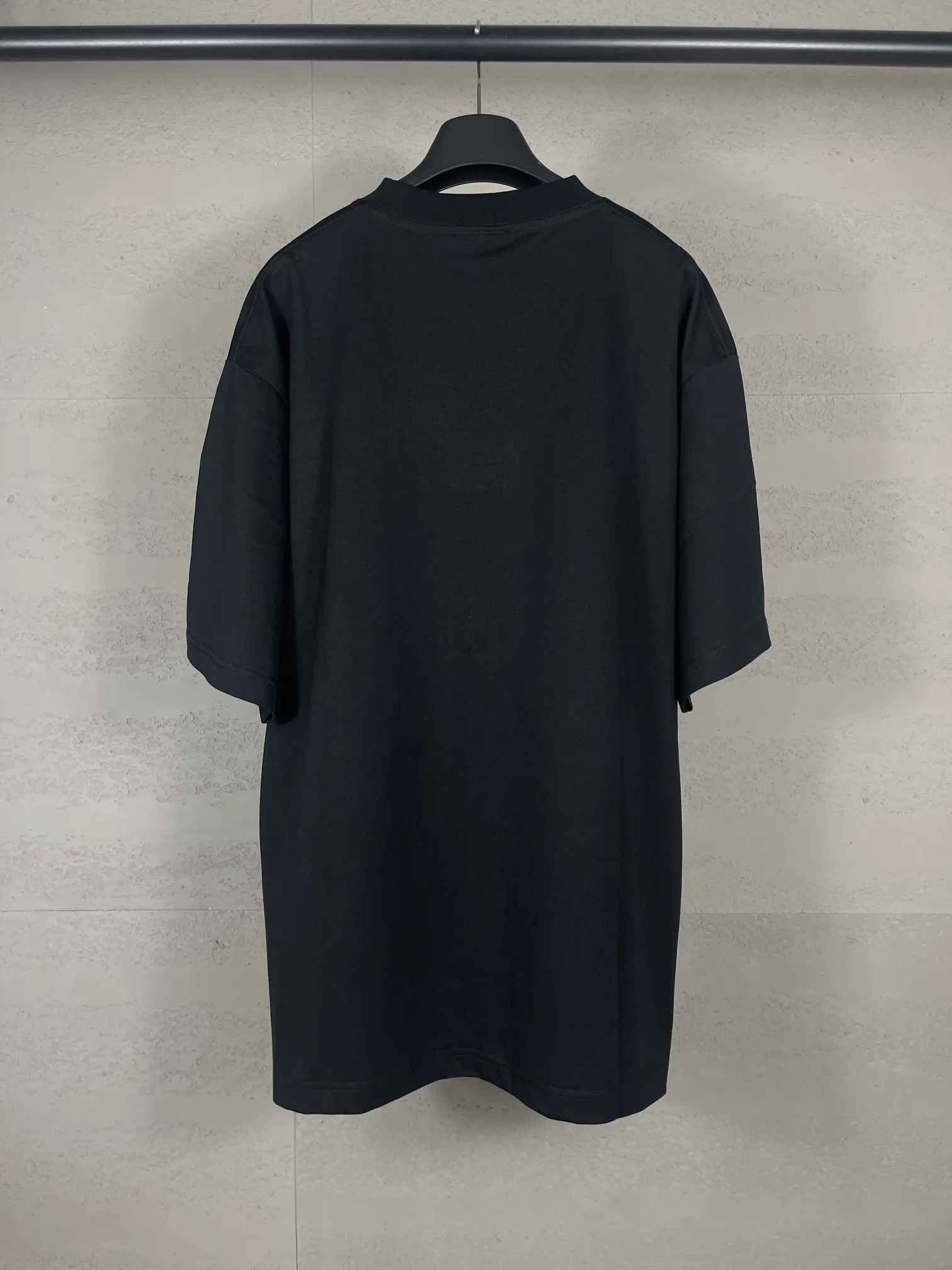 🅿️180 real photos [Top version. Official website quality] BALENCI*GA/Paris.SS25 latest ID card digitally printed short-sleeved T-shirt. Brick cabinets are synchronized. Genuine products are developed at the first time. The fabric is made of Paris ZP custom-woven and dyed cotton double yarn. Weighing 260 grams, the cloth surface is clean. The cloth pattern is clear, soft and comfortable. The threads are dyed with no color difference. The printing uses environmentally friendly imported materials and Kangli digital printing. The letters are clear and the effect is three-dimensional. The version adopts OS loose shoulder design. Same style for men and women. Code: BL253625 Color: Black Size: XS S M L