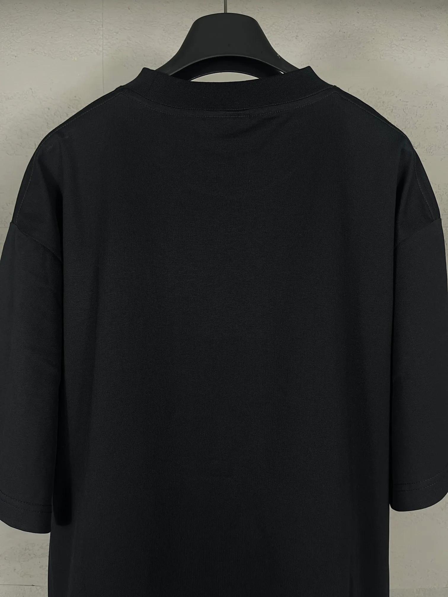 🅿️180 real photos [Top version. Official website quality] BALENCI*GA/Paris.SS25 latest ID card digitally printed short-sleeved T-shirt. Brick cabinets are synchronized. Genuine products are developed at the first time. The fabric is made of Paris ZP custom-woven and dyed cotton double yarn. Weighing 260 grams, the cloth surface is clean. The cloth pattern is clear, soft and comfortable. The threads are dyed with no color difference. The printing uses environmentally friendly imported materials and Kangli digital printing. The letters are clear and the effect is three-dimensional. The version adopts OS loose shoulder design. Same style for men and women. Code: BL253625 Color: Black Size: XS S M L