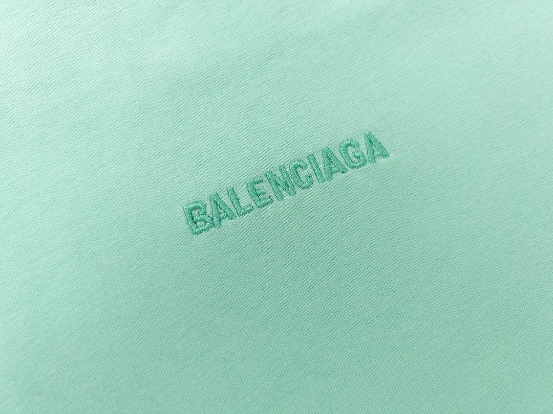 🅿️166 Detailed pictures [Top version. Official website quality] BALENCI*GA/Paris #Classic style. Classic letter embroidered short-sleeved T-shirt on the front and back #2023 spring and summer brick cabinet synchronization.                       The fabric is made of Paris ZP custom-woven and dyed cotton double yarn, weighing 260 grams. The cloth surface is clean. The cloth pattern is clear, soft and comfortable. The threads are dyed with no color difference. The classic letters are embroidered with an imported embroidery machine. The letters are clear and the effect is three-dimensional, restoring the brick cabinet. The version adopts the OS loose shoulder style. Same style for men and women. Coding: BL223006 Color: smoke gray, purple, light green, peacock blue, black, rice coffee, gray green Size: XS S M L