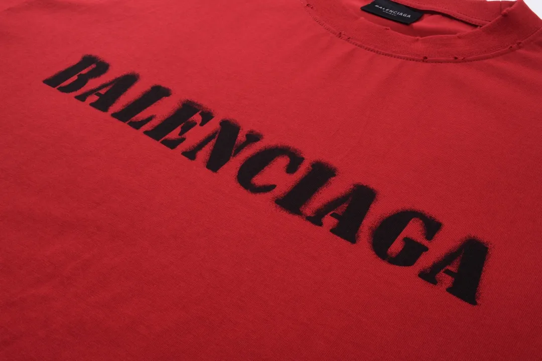 🅿️176 Detailed picture [Top version. Official website quality] BALENCI*GA/Paris. 2024 new letter LOGO printed short-sleeved T-shirt. Brick cabinets are synchronized. Genuine products are developed at the first time, and you can print and compare! The fabric is made of Paris ZP custom-woven and dyed cotton double yarn. Weighing 260 grams, the cloth surface is clean. The cloth pattern is clear, soft and comfortable. The threads are dyed with no color difference. The classic LOGO is printed with environmentally friendly imported materials and dot direct printing technology, with a three-dimensional effect. Restored brick cabinet. Ready-made clothes are worn and worn, different market currency, welcome to compare, the version adopts OS loose shoulder version. Same style for men and women Coding: BL233315 Color: gray blue, off-white, red Size: XS to L