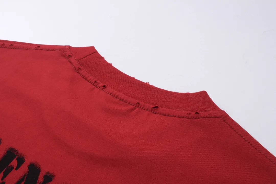 🅿️176 Detailed picture [Top version. Official website quality] BALENCI*GA/Paris. 2024 new letter LOGO printed short-sleeved T-shirt. Brick cabinets are synchronized. Genuine products are developed at the first time, and you can print and compare! The fabric is made of Paris ZP custom-woven and dyed cotton double yarn. Weighing 260 grams, the cloth surface is clean. The cloth pattern is clear, soft and comfortable. The threads are dyed with no color difference. The classic LOGO is printed with environmentally friendly imported materials and dot direct printing technology, with a three-dimensional effect. Restored brick cabinet. Ready-made clothes are worn and worn, different market currency, welcome to compare, the version adopts OS loose shoulder version. Same style for men and women Coding: BL233315 Color: gray blue, off-white, red Size: XS to L