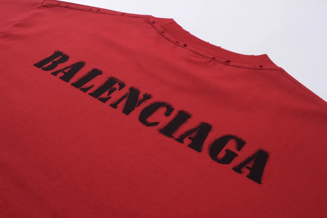 🅿️176 Detailed picture [Top version. Official website quality] BALENCI*GA/Paris. 2024 new letter LOGO printed short-sleeved T-shirt. Brick cabinets are synchronized. Genuine products are developed at the first time, and you can print and compare! The fabric is made of Paris ZP custom-woven and dyed cotton double yarn. Weighing 260 grams, the cloth surface is clean. The cloth pattern is clear, soft and comfortable. The threads are dyed with no color difference. The classic LOGO is printed with environmentally friendly imported materials and dot direct printing technology, with a three-dimensional effect. Restored brick cabinet. Ready-made clothes are worn and worn, different market currency, welcome to compare, the version adopts OS loose shoulder version. Same style for men and women Coding: BL233315 Color: gray blue, off-white, red Size: XS to L
