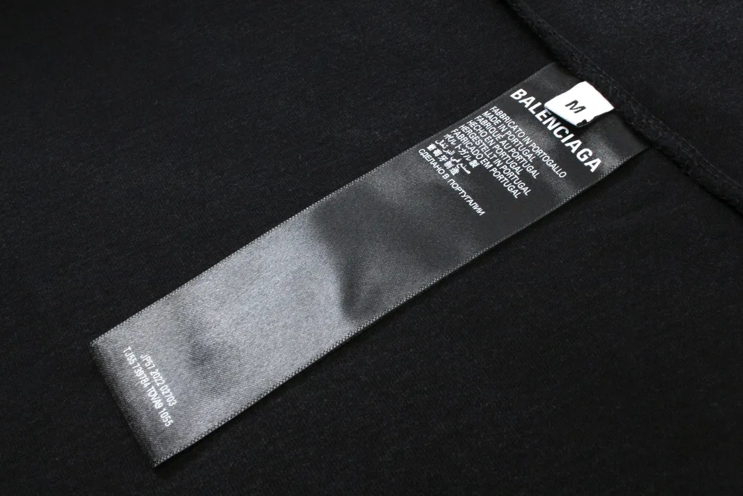 🅿️190 real photos [Top version. Official website quality] BALENCI*GA/Paris. 2024 new model. Montaigne art print on the front, washed and distressed short-sleeved T-shirt. Brick cabinet synchronization. Genuine product developed at the first time, please print and compare! The fabric is made of Paris ZP custom-woven and dyed cotton double yarn. Weighing 260 grams, the cloth surface is clean. The cloth pattern is clear, soft and comfortable. The threads are dyed with no color difference. The printing is made of environmentally friendly imported materials. The letters are clear and the effect is three-dimensional. The entire garment is washed and distressed. The version adopts OS loose shoulder design. Same style for men and women. Code: BL223360. Color: washed black. Size: XS. S. M. L.