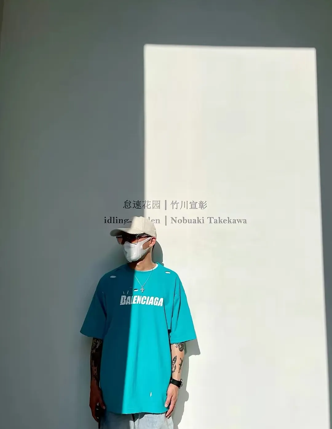 ♻️💯Reference model picture for the upper body❤The top tested version Balenciaga/BALENCIAGA chest crack print logo basic hole washed burst pattern male and female couple star same style pure cotton short-sleeved T-shirt custom-woven and dyed fabric, guaranteed to have no color difference with the genuine product, the collar thread is also dyed in the same vat. The holes on the neckline are manually rubbed, and the holes on the chest, front and back are all laser holes to ensure that the holes will not deform or wrinkle.  Made of 280g 24-count combed tightly siro-spun plain fabric, the front panel is printed with a glue-pulling effect, and imported transparent slurry is used to scrape the bottom to make the printing cracks feel even.  Color: Gray Red Blue Black White Size: XS-L P:260