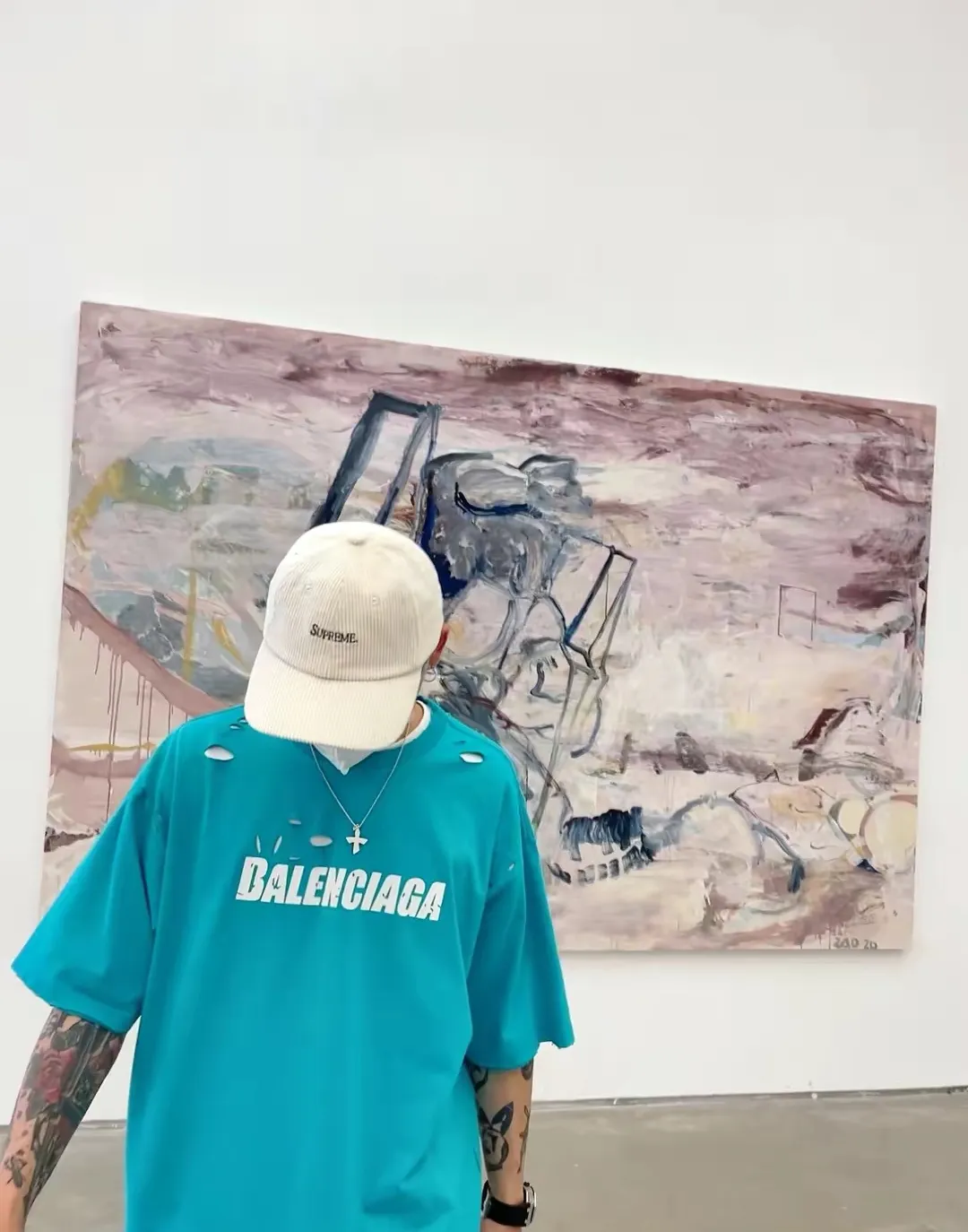 ♻️💯Reference model picture for the upper body❤The top tested version Balenciaga/BALENCIAGA chest crack print logo basic hole washed burst pattern male and female couple star same style pure cotton short-sleeved T-shirt custom-woven and dyed fabric, guaranteed to have no color difference with the genuine product, the collar thread is also dyed in the same vat. The holes on the neckline are manually rubbed, and the holes on the chest, front and back are all laser holes to ensure that the holes will not deform or wrinkle.  Made of 280g 24-count combed tightly siro-spun plain fabric, the front panel is printed with a glue-pulling effect, and imported transparent slurry is used to scrape the bottom to make the printing cracks feel even.  Color: Gray Red Blue Black White Size: XS-L P:260
