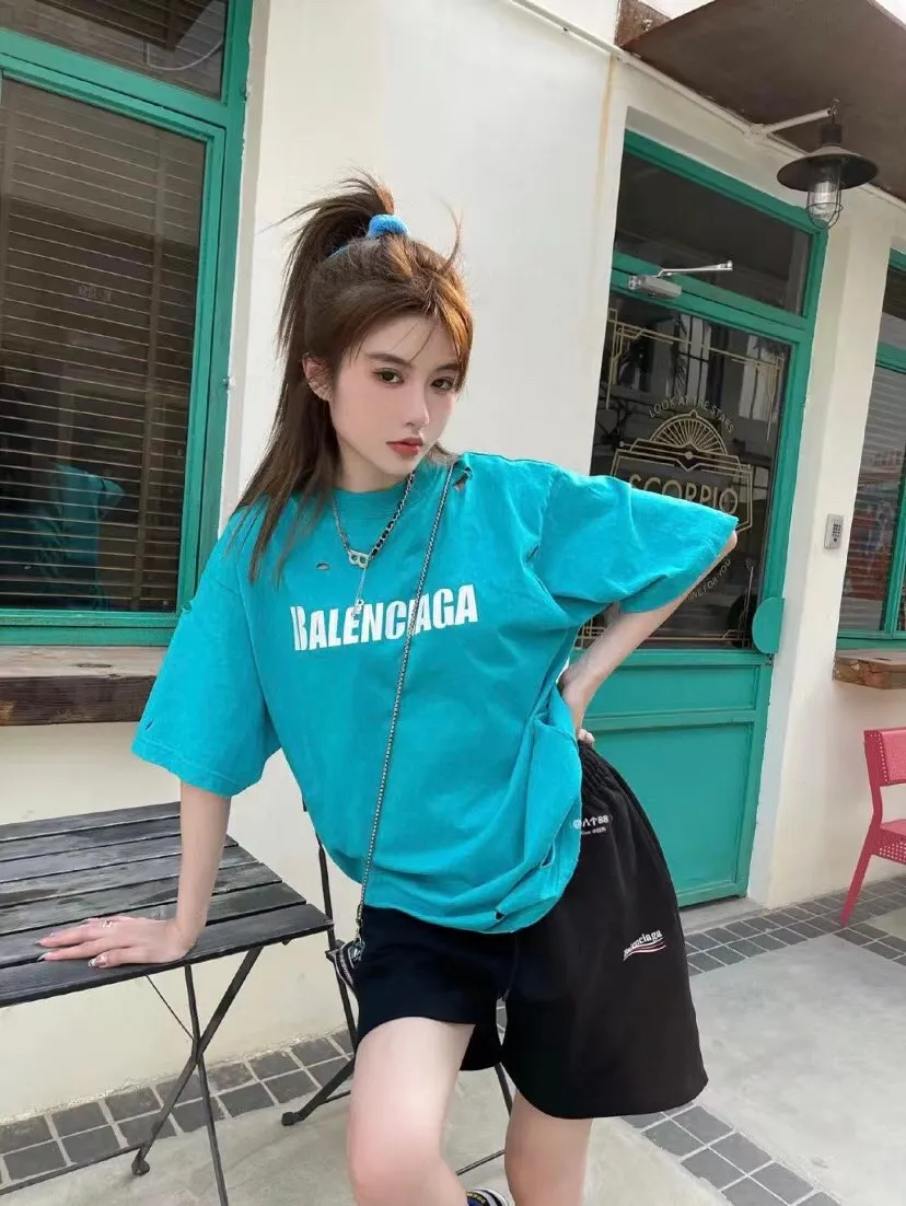 ♻️💯Reference model picture for the upper body❤The top tested version Balenciaga/BALENCIAGA chest crack print logo basic hole washed burst pattern male and female couple star same style pure cotton short-sleeved T-shirt custom-woven and dyed fabric, guaranteed to have no color difference with the genuine product, the collar thread is also dyed in the same vat. The holes on the neckline are manually rubbed, and the holes on the chest, front and back are all laser holes to ensure that the holes will not deform or wrinkle.  Made of 280g 24-count combed tightly siro-spun plain fabric, the front panel is printed with a glue-pulling effect, and imported transparent slurry is used to scrape the bottom to make the printing cracks feel even.  Color: Gray Red Blue Black White Size: XS-L P:260