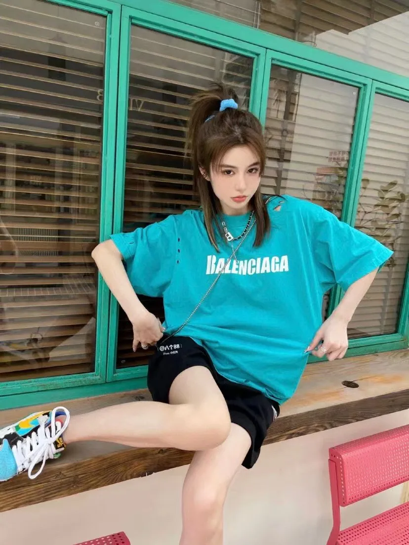 ♻️💯Reference model picture for the upper body❤The top tested version Balenciaga/BALENCIAGA chest crack print logo basic hole washed burst pattern male and female couple star same style pure cotton short-sleeved T-shirt custom-woven and dyed fabric, guaranteed to have no color difference with the genuine product, the collar thread is also dyed in the same vat. The holes on the neckline are manually rubbed, and the holes on the chest, front and back are all laser holes to ensure that the holes will not deform or wrinkle.  Made of 280g 24-count combed tightly siro-spun plain fabric, the front panel is printed with a glue-pulling effect, and imported transparent slurry is used to scrape the bottom to make the printing cracks feel even.  Color: Gray Red Blue Black White Size: XS-L P:260