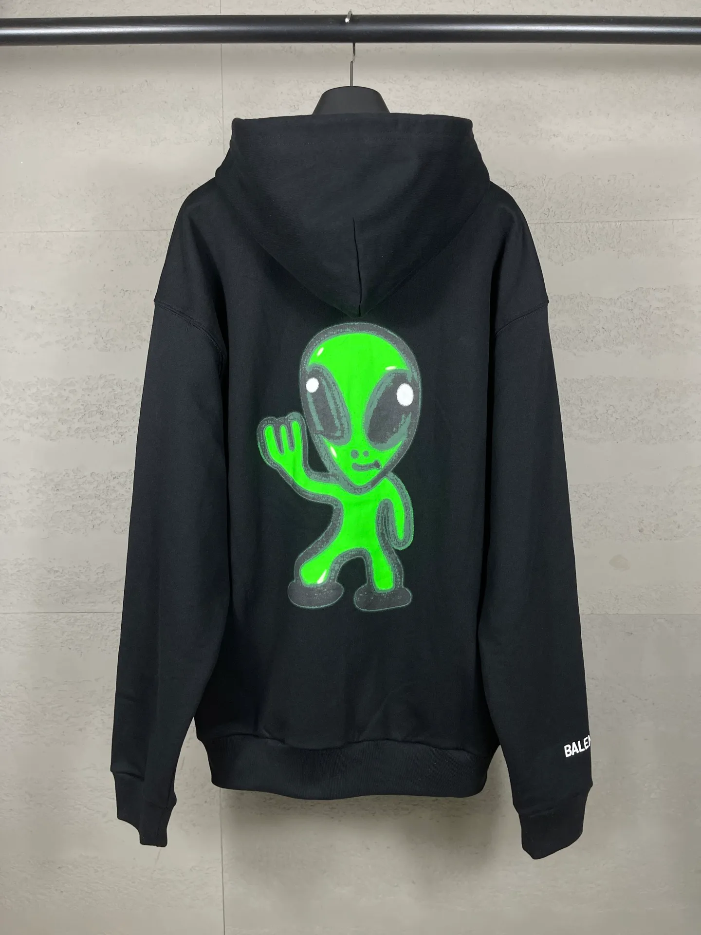 🅿️390 real photos [Top version. Official website quality] BALENCI*GA/25 new model. The front of the alien is directly printed with hithg there+dripley art work + luminous effect. The alien is printed on the front and the smiley face is printed on the back. The right sleeve is embroidered with letters LOGO. Zipper cardigan hooded sweatshirt SS25 latest model. Research and development at the first time, different market currencies. Comparisons welcome. The fabric is made of Paris ZP custom-woven and dyed cotton sweatshirt, with a weight of 2460 grams. The cloth surface is clean. The cloth pattern is clear, soft and comfortable. The threads are dyed with no color difference. The printing uses computer direct printing + luminous effect. Jubie market currency. Welcome to compare. The version adopts OS loose shoulder design. Same style for men and women. Code: BL259906 Color: off-white, black, floral gray Size: XS S M L