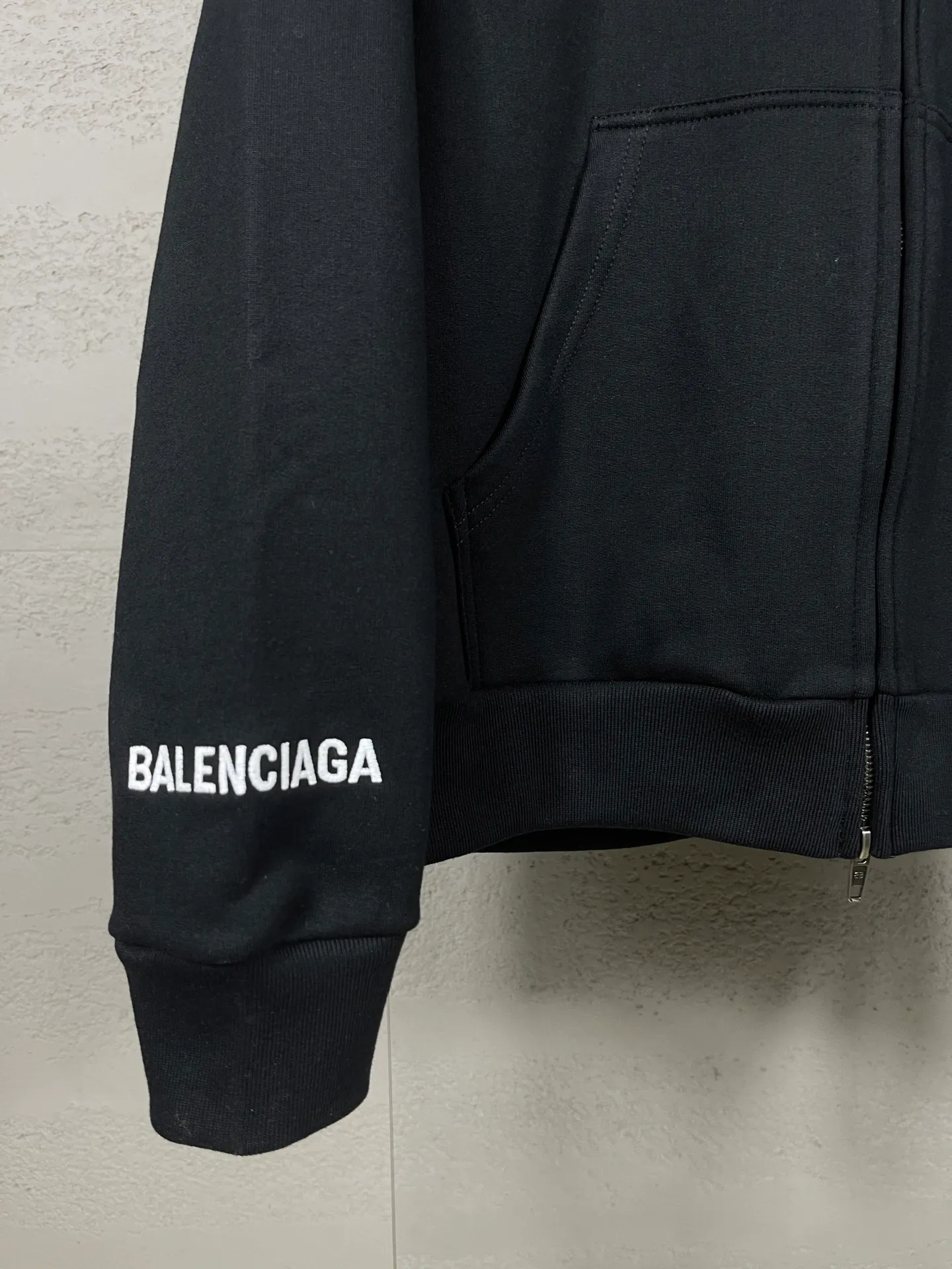 🅿️390 real photos [Top version. Official website quality] BALENCI*GA/25 new model. The front of the alien is directly printed with hithg there+dripley art work + luminous effect. The alien is printed on the front and the smiley face is printed on the back. The right sleeve is embroidered with letters LOGO. Zipper cardigan hooded sweatshirt SS25 latest model. Research and development at the first time, different market currencies. Comparisons welcome. The fabric is made of Paris ZP custom-woven and dyed cotton sweatshirt, with a weight of 2460 grams. The cloth surface is clean. The cloth pattern is clear, soft and comfortable. The threads are dyed with no color difference. The printing uses computer direct printing + luminous effect. Jubie market currency. Welcome to compare. The version adopts OS loose shoulder design. Same style for men and women. Code: BL259906 Color: off-white, black, floral gray Size: XS S M L