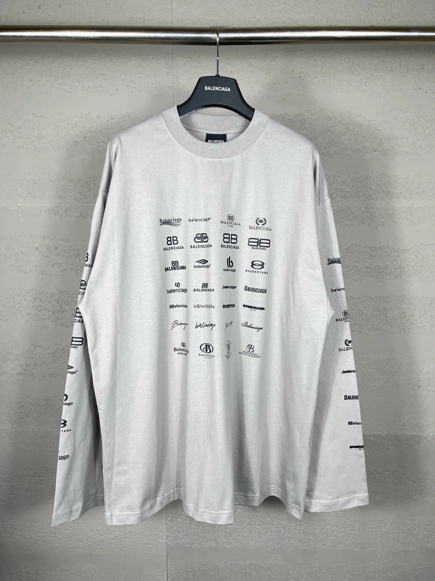 🅿️200 real photos [Top version. Official website quality] BALENCI*GA/Paris BALENCI*GA# 2024 spring and summer new style, printed with classic LOGO collection long-sleeved T-shirt. 2024 spring and summer new product. Brick cabinet synchronization. Welcome to compare. The fabric is made of Paris ZP custom-woven and dyed 100% cotton double yarn compact cotton. The weight is 260 grams, the cloth surface is clean, the cloth texture is clear, soft and comfortable. The color fastness is good. It is not easy to change color. The threads are woven and dyed with no color difference. The printing uses imported environmentally friendly rubber paddles, precision stencils, fine LOGO letters, clear letters, no burrs, and a three-dimensional effect. Restore brick cabinet. The version adopts OS loose shoulder style. Same style for men and women. Code: BL225005 Color: black, beige, pink, smoky gray, white Size: XS S M L