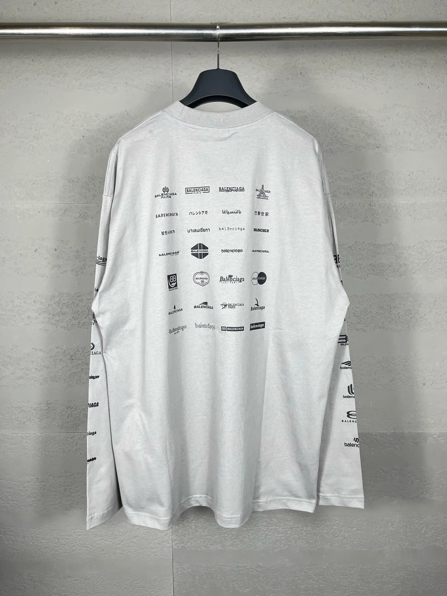 🅿️200 real photos [Top version. Official website quality] BALENCI*GA/Paris BALENCI*GA# 2024 spring and summer new style, printed with classic LOGO collection long-sleeved T-shirt. 2024 spring and summer new product. Brick cabinet synchronization. Welcome to compare. The fabric is made of Paris ZP custom-woven and dyed 100% cotton double yarn compact cotton. The weight is 260 grams, the cloth surface is clean, the cloth texture is clear, soft and comfortable. The color fastness is good. It is not easy to change color. The threads are woven and dyed with no color difference. The printing uses imported environmentally friendly rubber paddles, precision stencils, fine LOGO letters, clear letters, no burrs, and a three-dimensional effect. Restore brick cabinet. The version adopts OS loose shoulder style. Same style for men and women. Code: BL225005 Color: black, beige, pink, smoky gray, white Size: XS S M L