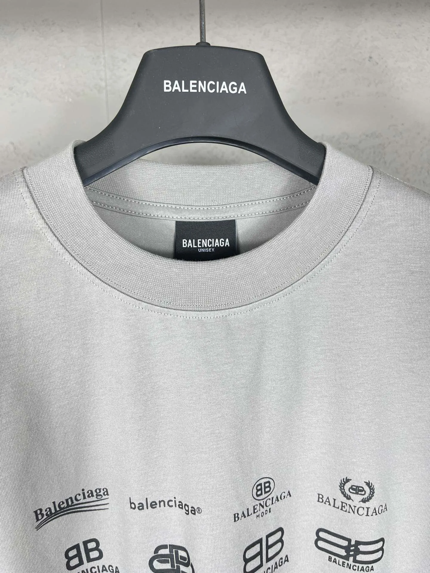 🅿️200 real photos [Top version. Official website quality] BALENCI*GA/Paris BALENCI*GA# 2024 spring and summer new style, printed with classic LOGO collection long-sleeved T-shirt. 2024 spring and summer new product. Brick cabinet synchronization. Welcome to compare. The fabric is made of Paris ZP custom-woven and dyed 100% cotton double yarn compact cotton. The weight is 260 grams, the cloth surface is clean, the cloth texture is clear, soft and comfortable. The color fastness is good. It is not easy to change color. The threads are woven and dyed with no color difference. The printing uses imported environmentally friendly rubber paddles, precision stencils, fine LOGO letters, clear letters, no burrs, and a three-dimensional effect. Restore brick cabinet. The version adopts OS loose shoulder style. Same style for men and women. Code: BL225005 Color: black, beige, pink, smoky gray, white Size: XS S M L