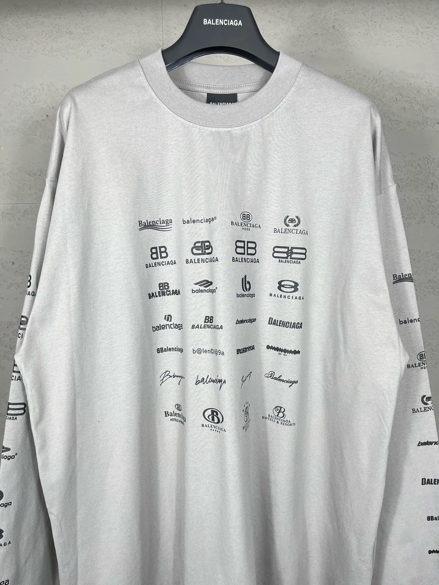 🅿️200 real photos [Top version. Official website quality] BALENCI*GA/Paris BALENCI*GA# 2024 spring and summer new style, printed with classic LOGO collection long-sleeved T-shirt. 2024 spring and summer new product. Brick cabinet synchronization. Welcome to compare. The fabric is made of Paris ZP custom-woven and dyed 100% cotton double yarn compact cotton. The weight is 260 grams, the cloth surface is clean, the cloth texture is clear, soft and comfortable. The color fastness is good. It is not easy to change color. The threads are woven and dyed with no color difference. The printing uses imported environmentally friendly rubber paddles, precision stencils, fine LOGO letters, clear letters, no burrs, and a three-dimensional effect. Restore brick cabinet. The version adopts OS loose shoulder style. Same style for men and women. Code: BL225005 Color: black, beige, pink, smoky gray, white Size: XS S M L