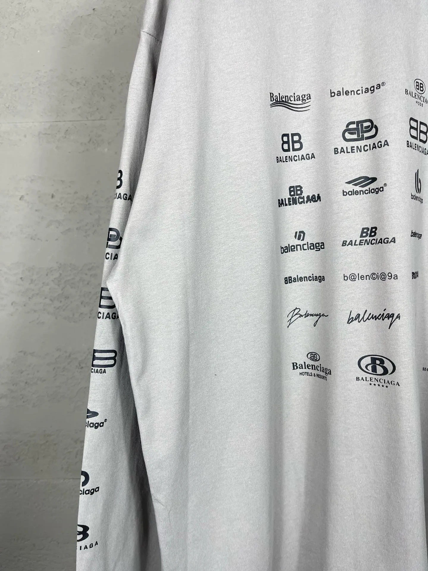 🅿️200 real photos [Top version. Official website quality] BALENCI*GA/Paris BALENCI*GA# 2024 spring and summer new style, printed with classic LOGO collection long-sleeved T-shirt. 2024 spring and summer new product. Brick cabinet synchronization. Welcome to compare. The fabric is made of Paris ZP custom-woven and dyed 100% cotton double yarn compact cotton. The weight is 260 grams, the cloth surface is clean, the cloth texture is clear, soft and comfortable. The color fastness is good. It is not easy to change color. The threads are woven and dyed with no color difference. The printing uses imported environmentally friendly rubber paddles, precision stencils, fine LOGO letters, clear letters, no burrs, and a three-dimensional effect. Restore brick cabinet. The version adopts OS loose shoulder style. Same style for men and women. Code: BL225005 Color: black, beige, pink, smoky gray, white Size: XS S M L