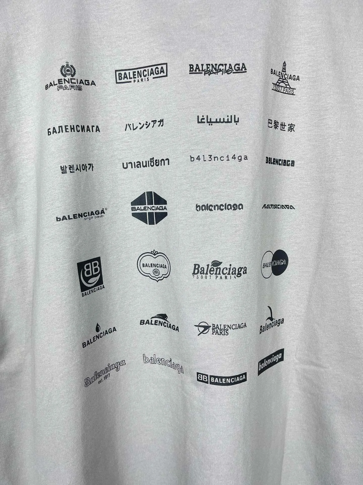 🅿️200 real photos [Top version. Official website quality] BALENCI*GA/Paris BALENCI*GA# 2024 spring and summer new style, printed with classic LOGO collection long-sleeved T-shirt. 2024 spring and summer new product. Brick cabinet synchronization. Welcome to compare. The fabric is made of Paris ZP custom-woven and dyed 100% cotton double yarn compact cotton. The weight is 260 grams, the cloth surface is clean, the cloth texture is clear, soft and comfortable. The color fastness is good. It is not easy to change color. The threads are woven and dyed with no color difference. The printing uses imported environmentally friendly rubber paddles, precision stencils, fine LOGO letters, clear letters, no burrs, and a three-dimensional effect. Restore brick cabinet. The version adopts OS loose shoulder style. Same style for men and women. Code: BL225005 Color: black, beige, pink, smoky gray, white Size: XS S M L