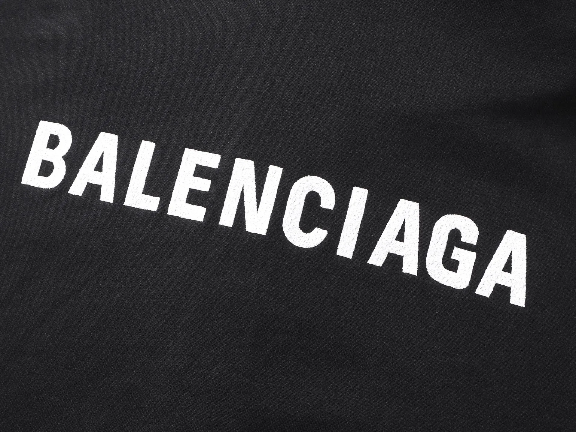 🅿️360 real shots [Top version. Official website quality] BALENCI*G*/25 new autumn and winter style. Washed and distressed hooded zipper cardigan sweatshirt with Paris LOGO embroidered on the front and back. Garments are washed and aged. SS25 latest model. Research and development at the first time, different market currencies. Comparisons welcome. The fabric is made of Paris ZP custom-woven and dyed cotton sweatshirt. Weighing 460 grams, the cloth surface is clean. The cloth pattern is clear, soft and comfortable. The threads are dyed with no color difference. The embroidery is done with embroidery machines imported from Tajima, and the garments are washed and worn to make them look old. Jubie market currency. Welcome to compare. The version adopts OS loose shoulder design. Same style for men and women. Code: BL259936 Color: black, off-white Size: XS S M L