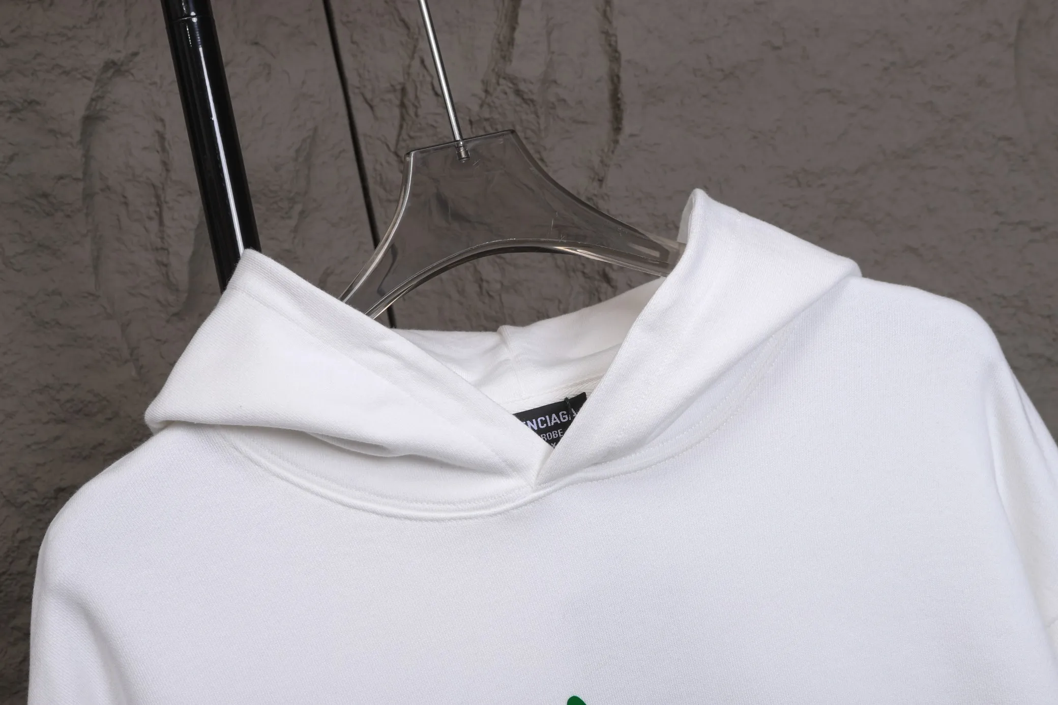 🅿️320 High-quality classic Paris and Puma collaboration, hooded sweatshirt model number B14 * Made of 450 custom-woven and dyed high-gram weight tripe pure cotton sweatshirt fabric. The fabric feels thick and has a certain sense of weight. The bottom has a dense and rough terry texture, which is close to the skin and has excellent warmth retention. You will not feel any discomfort at all! *The color on the chest is clear, with Puma's obvious logo added, and the lines are smooth and smooth without falling off and deforming when washed *This design is based on classics and simply and clearly shows the brand's high-end luxury identity. Same style for men and women 𝐂𝐎𝐋𝐎𝐔𝐑: black, white 𝐒𝐈𝐙𝐄: S- xl