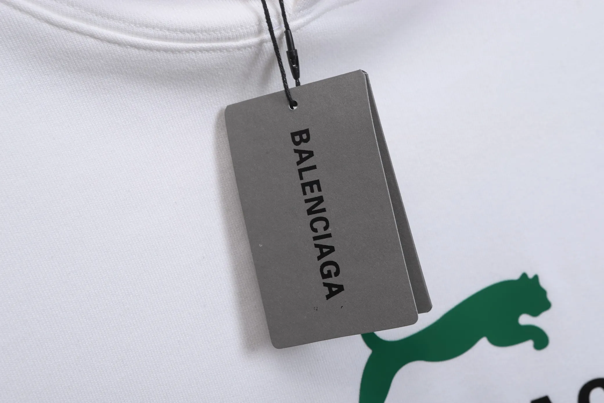 🅿️320 High-quality classic Paris and Puma collaboration, hooded sweatshirt model number B14 * Made of 450 custom-woven and dyed high-gram weight tripe pure cotton sweatshirt fabric. The fabric feels thick and has a certain sense of weight. The bottom has a dense and rough terry texture, which is close to the skin and has excellent warmth retention. You will not feel any discomfort at all! *The color on the chest is clear, with Puma's obvious logo added, and the lines are smooth and smooth without falling off and deforming when washed *This design is based on classics and simply and clearly shows the brand's high-end luxury identity. Same style for men and women 𝐂𝐎𝐋𝐎𝐔𝐑: black, white 𝐒𝐈𝐙𝐄: S- xl