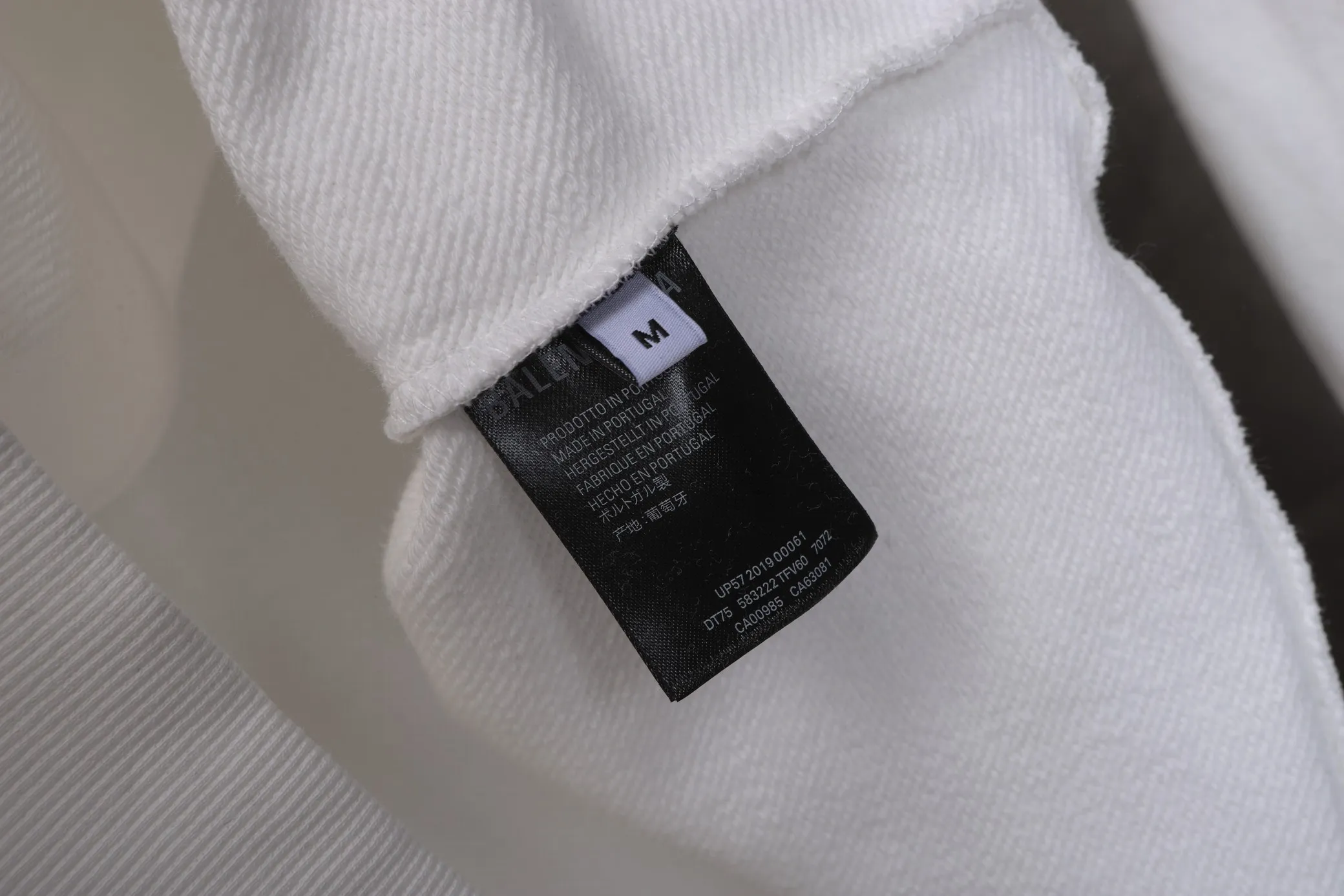 🅿️320 High-quality classic Paris and Puma collaboration, hooded sweatshirt model number B14 * Made of 450 custom-woven and dyed high-gram weight tripe pure cotton sweatshirt fabric. The fabric feels thick and has a certain sense of weight. The bottom has a dense and rough terry texture, which is close to the skin and has excellent warmth retention. You will not feel any discomfort at all! *The color on the chest is clear, with Puma's obvious logo added, and the lines are smooth and smooth without falling off and deforming when washed *This design is based on classics and simply and clearly shows the brand's high-end luxury identity. Same style for men and women 𝐂𝐎𝐋𝐎𝐔𝐑: black, white 𝐒𝐈𝐙𝐄: S- xl