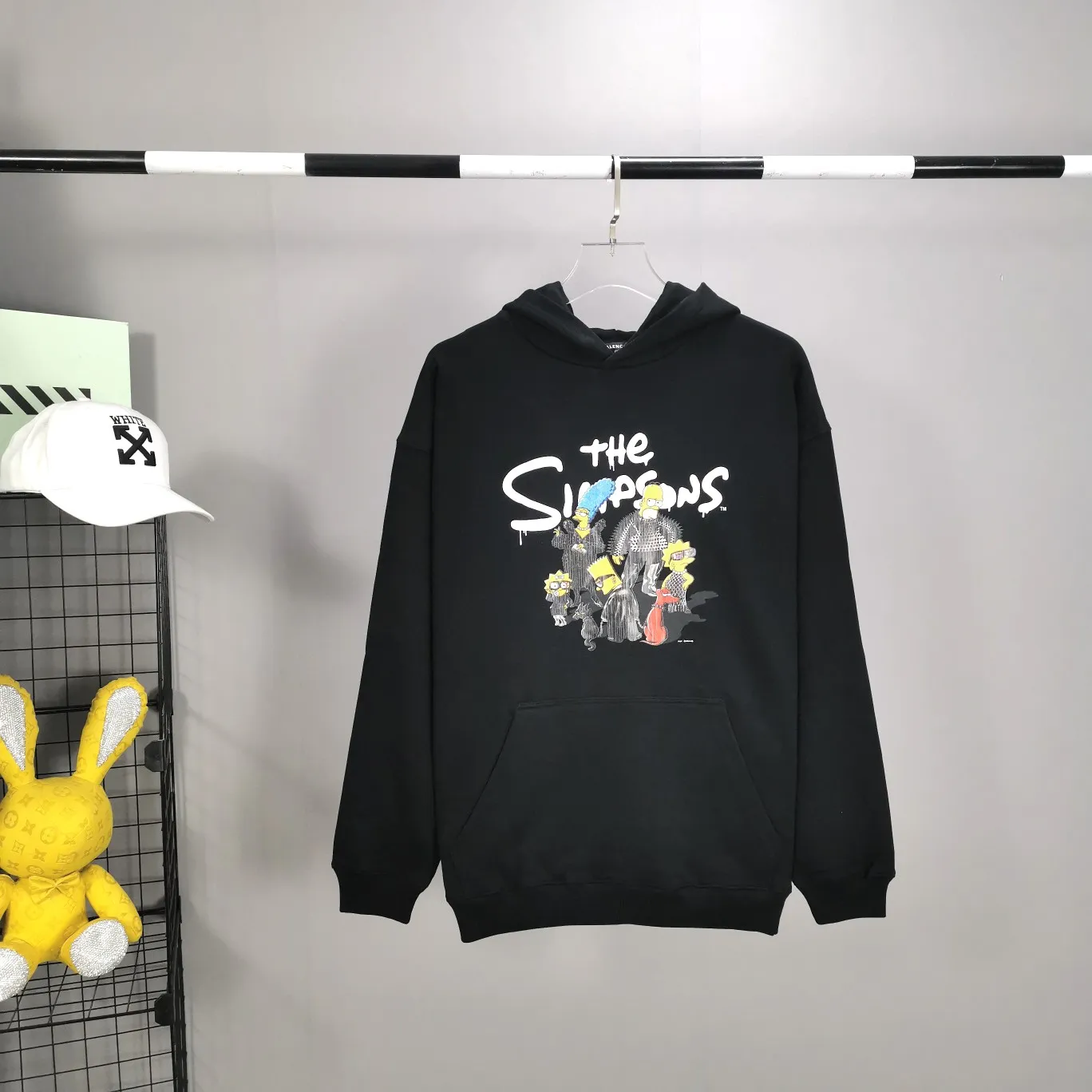 The top tested version for spring and autumn Balenciaga BALENCIAGA The Simpsons cartoon pattern burst pattern pure cotton loose loose hooded sweatshirt for men and women couples. The process uses Kangli printing cracking effect. The front panel printing glue bursting effect uses imported transparent slurry to scrape the bottom to make the printing bursting feel uniform. (PS: If this process is missing, the printing will easily fall off in large areas after cracking.) The embroidery at the hem uses a Tajima embroidery machine imported from Japan, which makes the size and spacing of the letters even, and the hollows of the letters will not be filled. Precise craftsmanship, full of details. The fabric is made of 520g crystal composite fleece cotton, brand new, washed, and labeled. Genuine products are consistent and synchronized, and coded authentic products are consistent and synchronized. Top tested version, accurate and flawless.  Color: White Blue Black Size: XS-L P:520