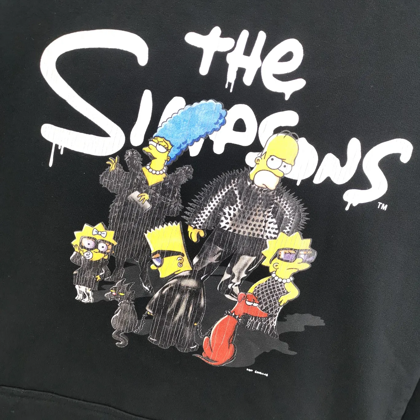The top tested version for spring and autumn Balenciaga BALENCIAGA The Simpsons cartoon pattern burst pattern pure cotton loose loose hooded sweatshirt for men and women couples. The process uses Kangli printing cracking effect. The front panel printing glue bursting effect uses imported transparent slurry to scrape the bottom to make the printing bursting feel uniform. (PS: If this process is missing, the printing will easily fall off in large areas after cracking.) The embroidery at the hem uses a Tajima embroidery machine imported from Japan, which makes the size and spacing of the letters even, and the hollows of the letters will not be filled. Precise craftsmanship, full of details. The fabric is made of 520g crystal composite fleece cotton, brand new, washed, and labeled. Genuine products are consistent and synchronized, and coded authentic products are consistent and synchronized. Top tested version, accurate and flawless.  Color: White Blue Black Size: XS-L P:520