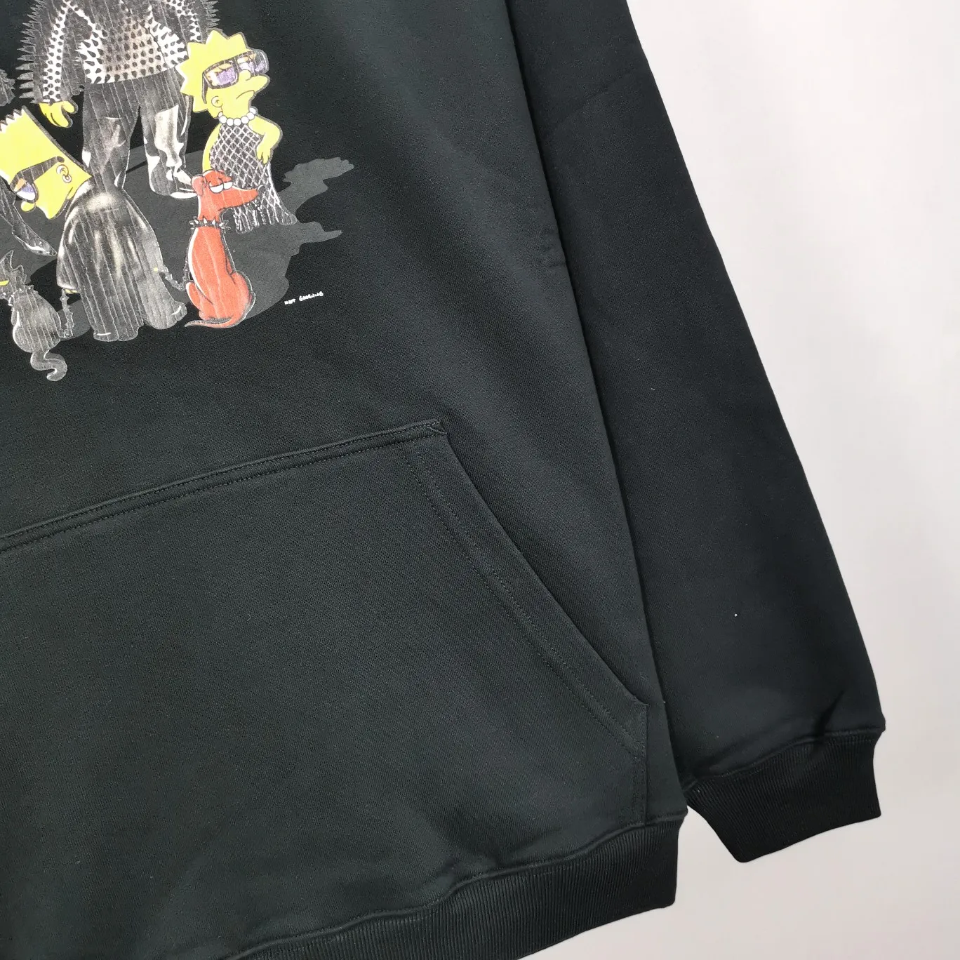 The top tested version for spring and autumn Balenciaga BALENCIAGA The Simpsons cartoon pattern burst pattern pure cotton loose loose hooded sweatshirt for men and women couples. The process uses Kangli printing cracking effect. The front panel printing glue bursting effect uses imported transparent slurry to scrape the bottom to make the printing bursting feel uniform. (PS: If this process is missing, the printing will easily fall off in large areas after cracking.) The embroidery at the hem uses a Tajima embroidery machine imported from Japan, which makes the size and spacing of the letters even, and the hollows of the letters will not be filled. Precise craftsmanship, full of details. The fabric is made of 520g crystal composite fleece cotton, brand new, washed, and labeled. Genuine products are consistent and synchronized, and coded authentic products are consistent and synchronized. Top tested version, accurate and flawless.  Color: White Blue Black Size: XS-L P:520