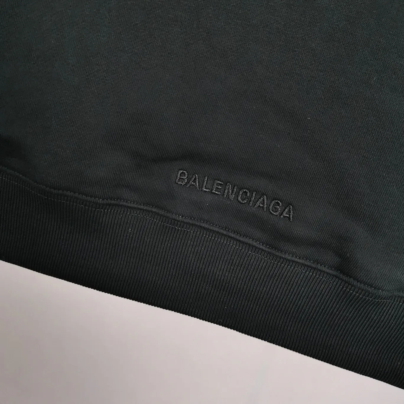 The top tested version for spring and autumn Balenciaga BALENCIAGA The Simpsons cartoon pattern burst pattern pure cotton loose loose hooded sweatshirt for men and women couples. The process uses Kangli printing cracking effect. The front panel printing glue bursting effect uses imported transparent slurry to scrape the bottom to make the printing bursting feel uniform. (PS: If this process is missing, the printing will easily fall off in large areas after cracking.) The embroidery at the hem uses a Tajima embroidery machine imported from Japan, which makes the size and spacing of the letters even, and the hollows of the letters will not be filled. Precise craftsmanship, full of details. The fabric is made of 520g crystal composite fleece cotton, brand new, washed, and labeled. Genuine products are consistent and synchronized, and coded authentic products are consistent and synchronized. Top tested version, accurate and flawless.  Color: White Blue Black Size: XS-L P:520