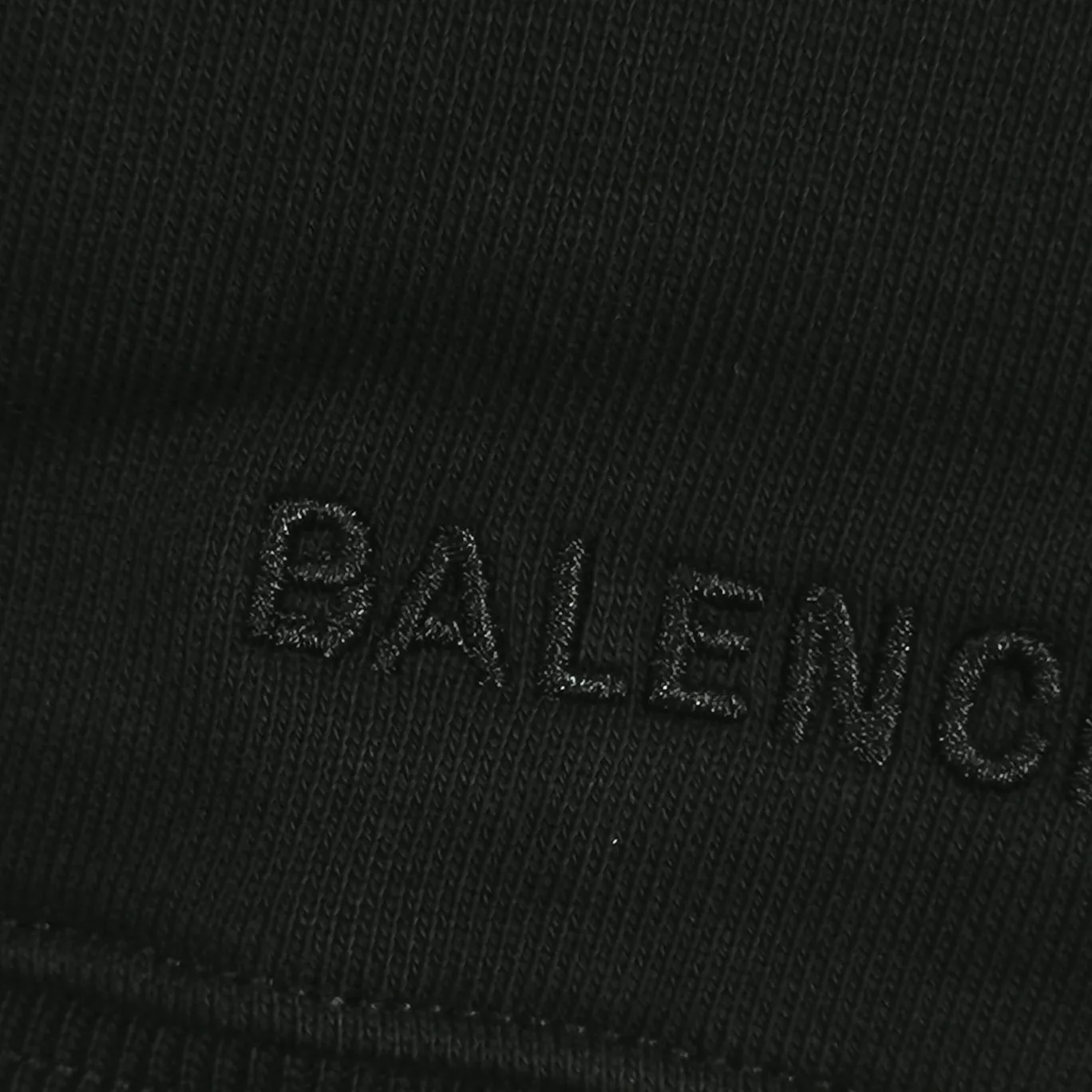 The top tested version for spring and autumn Balenciaga BALENCIAGA The Simpsons cartoon pattern burst pattern pure cotton loose loose hooded sweatshirt for men and women couples. The process uses Kangli printing cracking effect. The front panel printing glue bursting effect uses imported transparent slurry to scrape the bottom to make the printing bursting feel uniform. (PS: If this process is missing, the printing will easily fall off in large areas after cracking.) The embroidery at the hem uses a Tajima embroidery machine imported from Japan, which makes the size and spacing of the letters even, and the hollows of the letters will not be filled. Precise craftsmanship, full of details. The fabric is made of 520g crystal composite fleece cotton, brand new, washed, and labeled. Genuine products are consistent and synchronized, and coded authentic products are consistent and synchronized. Top tested version, accurate and flawless.  Color: White Blue Black Size: XS-L P:520