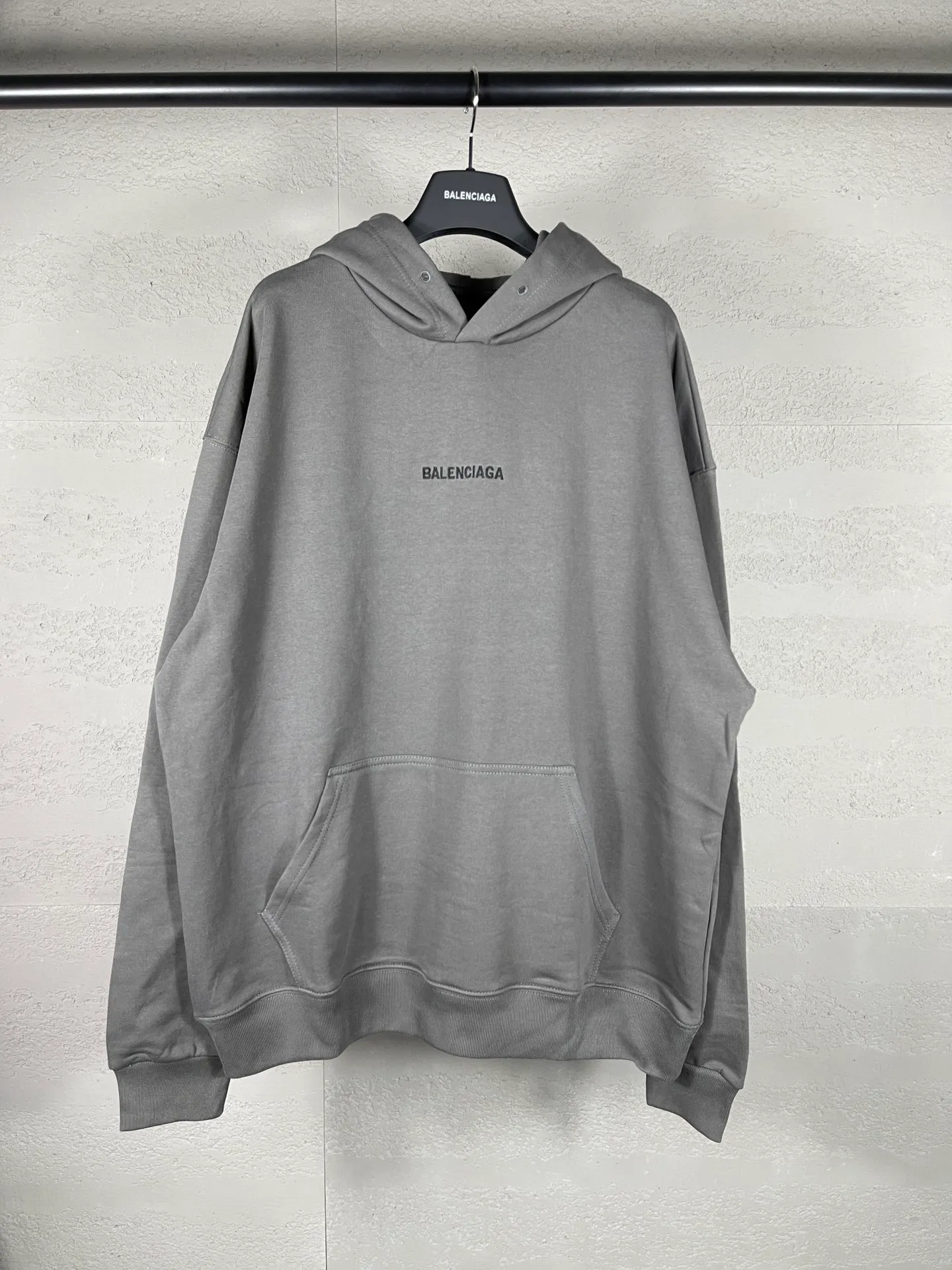 🅿️300 real photos [Top version. Official website quality] BALENCI*GA/Paris#Classic style. Classic letter embroidered long-sleeved hooded sweatshirt on the front and back. 2023 autumn and winter brick cabinet synchronization.                       The fabric is made of Paris ZP custom-woven and dyed cotton double yarn David coat. The weight is 450 grams. The cloth surface is clean. The cloth pattern is clear, soft and comfortable. The threads are dyed with no color difference. The classic letters are embroidered with an imported Tajima embroidery machine. The letters are clear and the effect is three-dimensional, restoring the brick cabinet. The version adopts the OS loose shoulder style. The same style for men and women. Coding: BL238039 Color: black, ash, purple, khaki, off-white Size: XS S M L