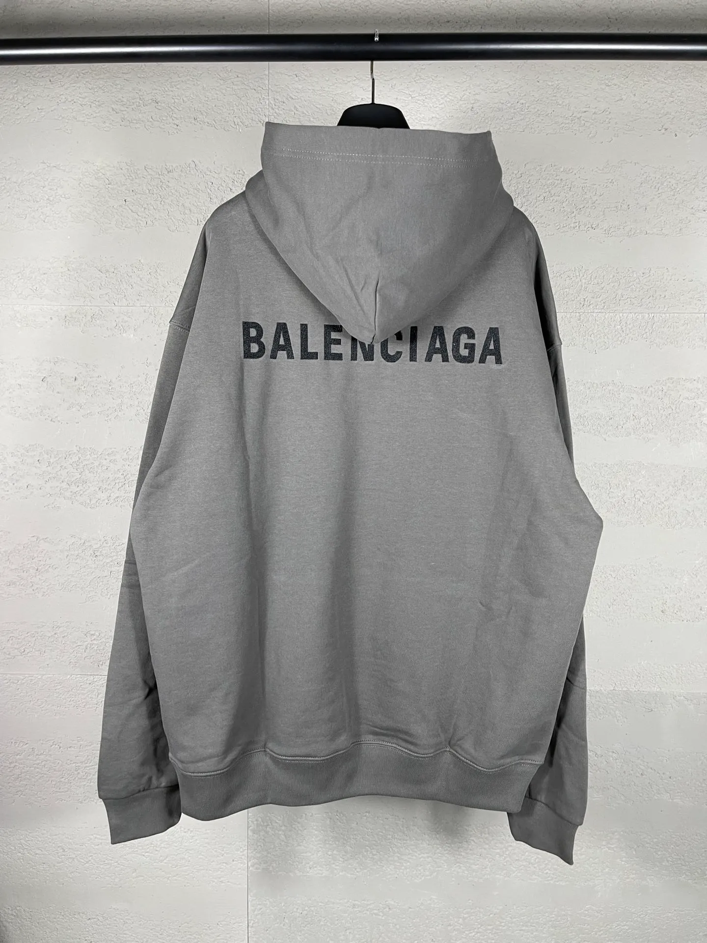 🅿️300 real photos [Top version. Official website quality] BALENCI*GA/Paris#Classic style. Classic letter embroidered long-sleeved hooded sweatshirt on the front and back. 2023 autumn and winter brick cabinet synchronization.                       The fabric is made of Paris ZP custom-woven and dyed cotton double yarn David coat. The weight is 450 grams. The cloth surface is clean. The cloth pattern is clear, soft and comfortable. The threads are dyed with no color difference. The classic letters are embroidered with an imported Tajima embroidery machine. The letters are clear and the effect is three-dimensional, restoring the brick cabinet. The version adopts the OS loose shoulder style. The same style for men and women. Coding: BL238039 Color: black, ash, purple, khaki, off-white Size: XS S M L