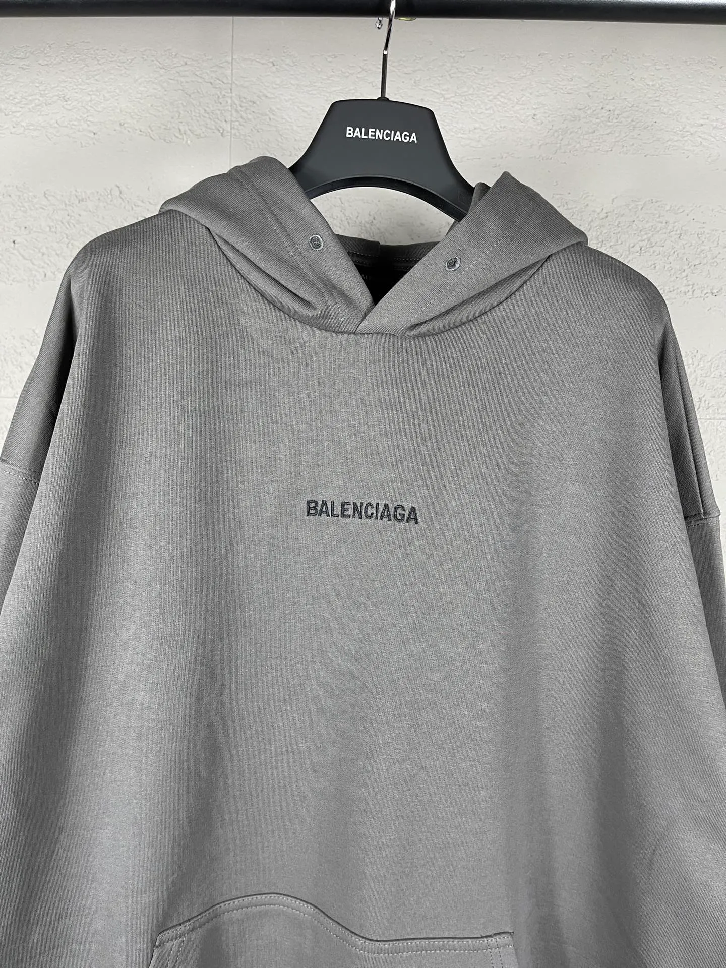 🅿️300 real photos [Top version. Official website quality] BALENCI*GA/Paris#Classic style. Classic letter embroidered long-sleeved hooded sweatshirt on the front and back. 2023 autumn and winter brick cabinet synchronization.                       The fabric is made of Paris ZP custom-woven and dyed cotton double yarn David coat. The weight is 450 grams. The cloth surface is clean. The cloth pattern is clear, soft and comfortable. The threads are dyed with no color difference. The classic letters are embroidered with an imported Tajima embroidery machine. The letters are clear and the effect is three-dimensional, restoring the brick cabinet. The version adopts the OS loose shoulder style. The same style for men and women. Coding: BL238039 Color: black, ash, purple, khaki, off-white Size: XS S M L