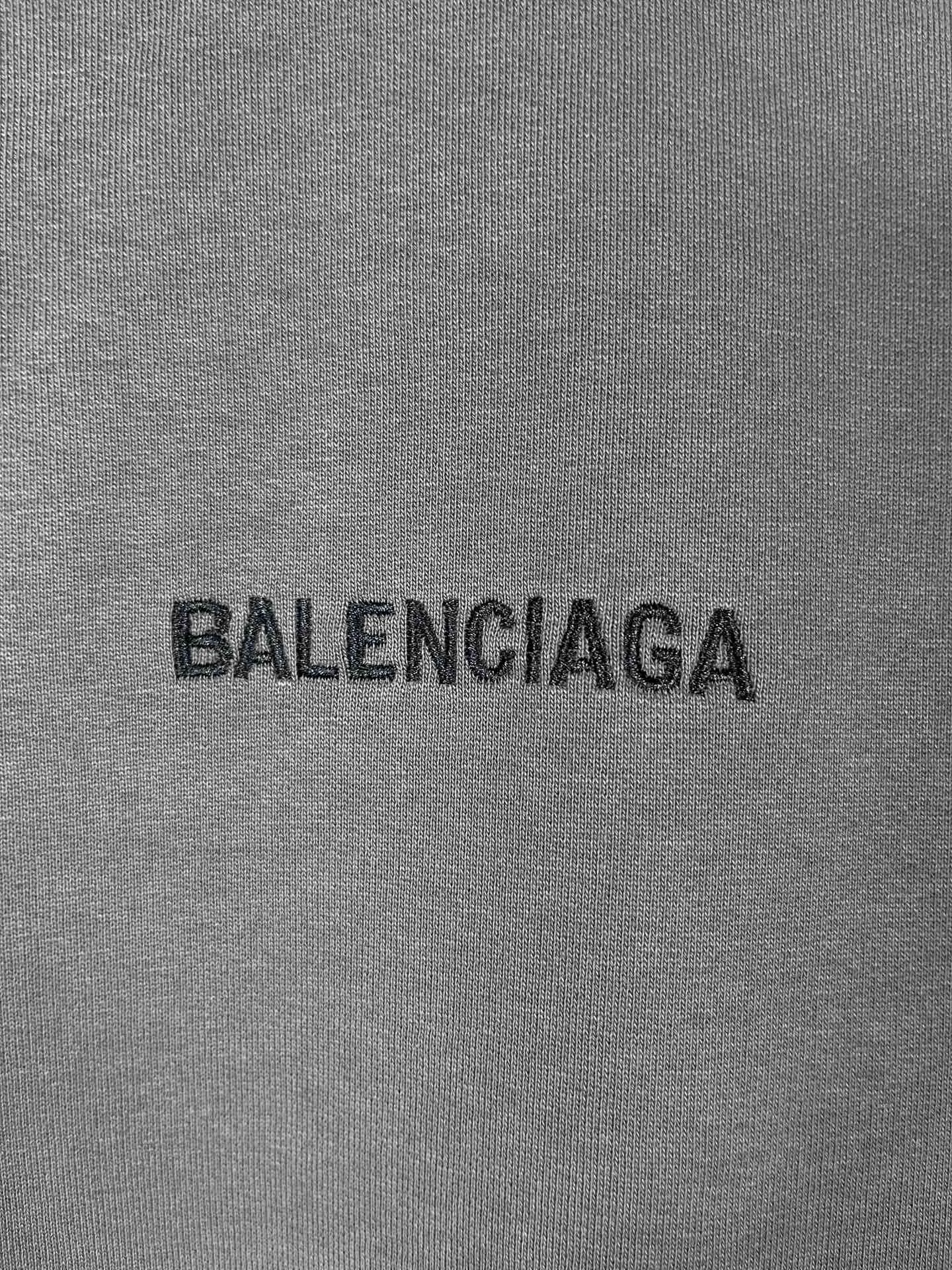 🅿️300 real photos [Top version. Official website quality] BALENCI*GA/Paris#Classic style. Classic letter embroidered long-sleeved hooded sweatshirt on the front and back. 2023 autumn and winter brick cabinet synchronization.                       The fabric is made of Paris ZP custom-woven and dyed cotton double yarn David coat. The weight is 450 grams. The cloth surface is clean. The cloth pattern is clear, soft and comfortable. The threads are dyed with no color difference. The classic letters are embroidered with an imported Tajima embroidery machine. The letters are clear and the effect is three-dimensional, restoring the brick cabinet. The version adopts the OS loose shoulder style. The same style for men and women. Coding: BL238039 Color: black, ash, purple, khaki, off-white Size: XS S M L
