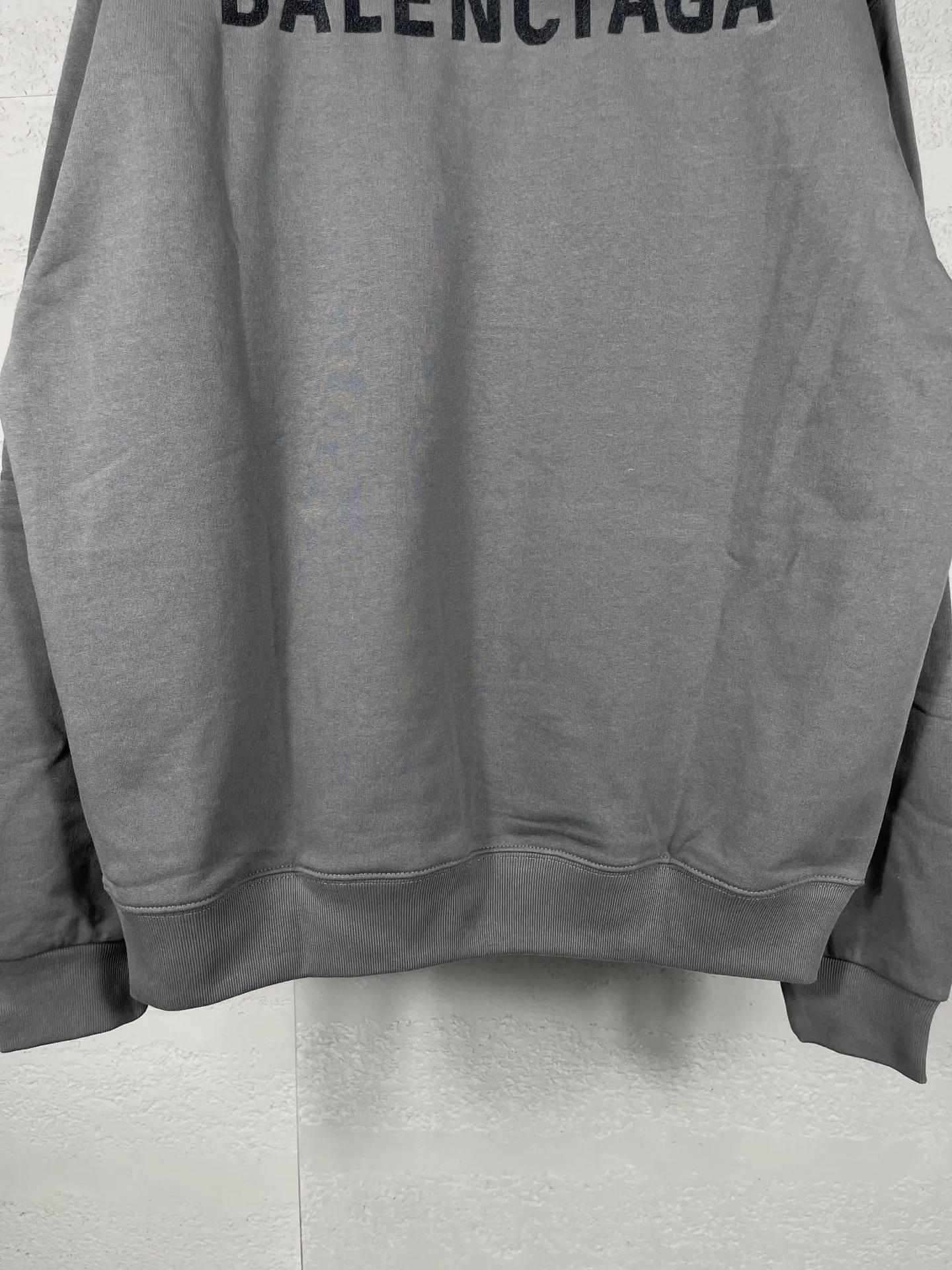 🅿️300 real photos [Top version. Official website quality] BALENCI*GA/Paris#Classic style. Classic letter embroidered long-sleeved hooded sweatshirt on the front and back. 2023 autumn and winter brick cabinet synchronization.                       The fabric is made of Paris ZP custom-woven and dyed cotton double yarn David coat. The weight is 450 grams. The cloth surface is clean. The cloth pattern is clear, soft and comfortable. The threads are dyed with no color difference. The classic letters are embroidered with an imported Tajima embroidery machine. The letters are clear and the effect is three-dimensional, restoring the brick cabinet. The version adopts the OS loose shoulder style. The same style for men and women. Coding: BL238039 Color: black, ash, purple, khaki, off-white Size: XS S M L
