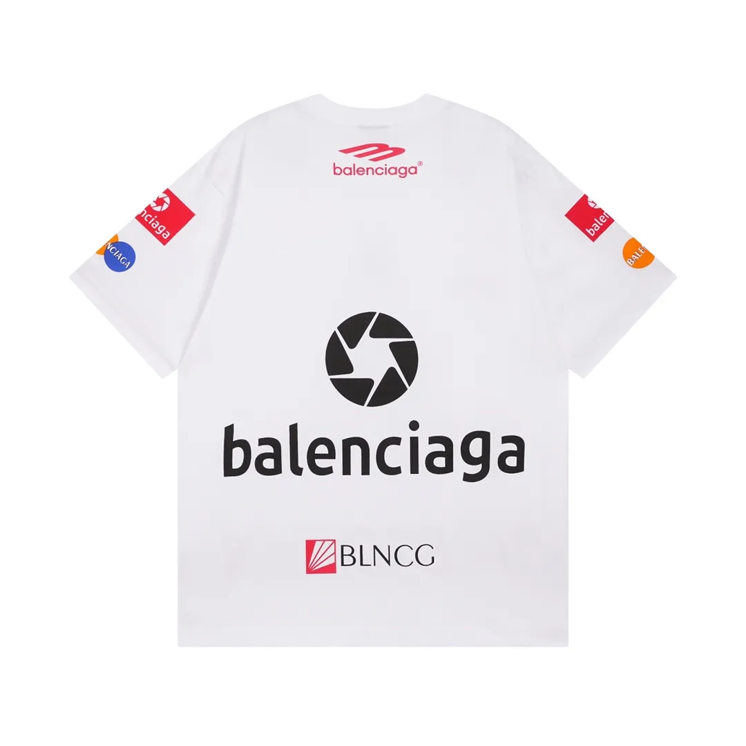 🅿️206 Detailed picture [Top version. Official website quality] BALENCI*GA/Paris BALENCI*GA#2024 latest model, multi-digit LoGO classic printed collar embroidery ready-to-wear distressed short-sleeved T-shirt. Brick cabinet synchronization. Genuine products are developed and developed in the first time. Welcome to compare! The fabric is made of Paris ZP custom-woven and dyed 100% cotton double-yarn compact cotton. The weight is 260 grams. The cloth surface is clean. The cloth pattern is clear. It is soft and comfortable. It has good color fastness and is not easy to change color. The threads are woven and dyed with no color difference. The printing is done by computer direct printing, and the rib embroidery on the back collar has a three-dimensional effect. The garment is worn and worn, with ultra-high craftsmanship. The version adopts the OS loose shoulder style. Same style for men and women. Coding: BL223206 Color: white, gray blue Size: XS to L
