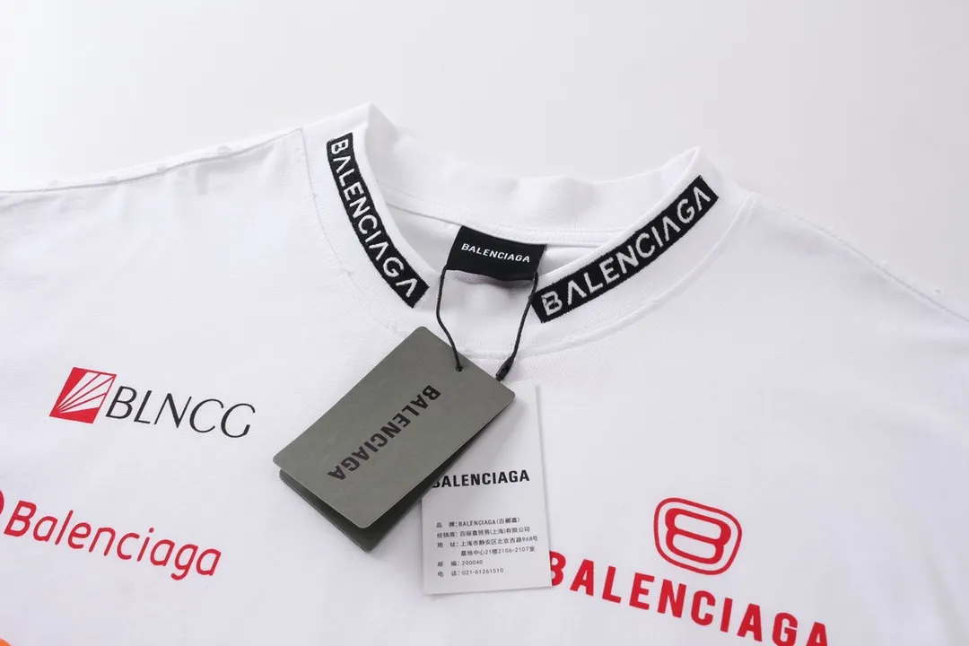 🅿️206 Detailed picture [Top version. Official website quality] BALENCI*GA/Paris BALENCI*GA#2024 latest model, multi-digit LoGO classic printed collar embroidery ready-to-wear distressed short-sleeved T-shirt. Brick cabinet synchronization. Genuine products are developed and developed in the first time. Welcome to compare! The fabric is made of Paris ZP custom-woven and dyed 100% cotton double-yarn compact cotton. The weight is 260 grams. The cloth surface is clean. The cloth pattern is clear. It is soft and comfortable. It has good color fastness and is not easy to change color. The threads are woven and dyed with no color difference. The printing is done by computer direct printing, and the rib embroidery on the back collar has a three-dimensional effect. The garment is worn and worn, with ultra-high craftsmanship. The version adopts the OS loose shoulder style. Same style for men and women. Coding: BL223206 Color: white, gray blue Size: XS to L