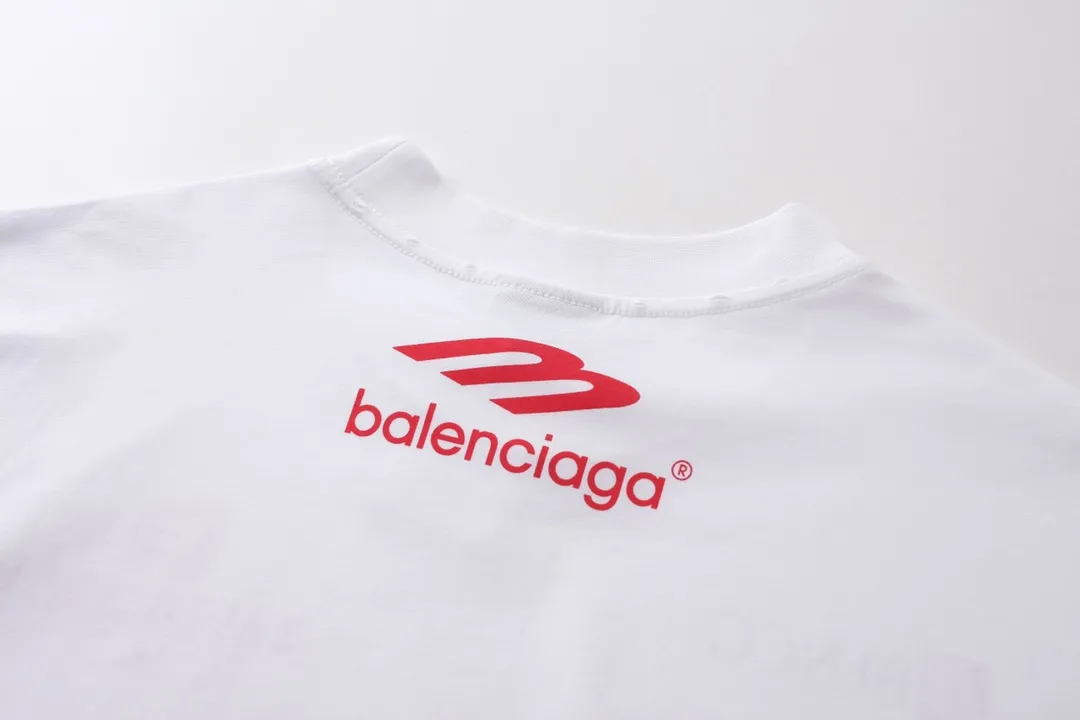 🅿️206 Detailed picture [Top version. Official website quality] BALENCI*GA/Paris BALENCI*GA#2024 latest model, multi-digit LoGO classic printed collar embroidery ready-to-wear distressed short-sleeved T-shirt. Brick cabinet synchronization. Genuine products are developed and developed in the first time. Welcome to compare! The fabric is made of Paris ZP custom-woven and dyed 100% cotton double-yarn compact cotton. The weight is 260 grams. The cloth surface is clean. The cloth pattern is clear. It is soft and comfortable. It has good color fastness and is not easy to change color. The threads are woven and dyed with no color difference. The printing is done by computer direct printing, and the rib embroidery on the back collar has a three-dimensional effect. The garment is worn and worn, with ultra-high craftsmanship. The version adopts the OS loose shoulder style. Same style for men and women. Coding: BL223206 Color: white, gray blue Size: XS to L