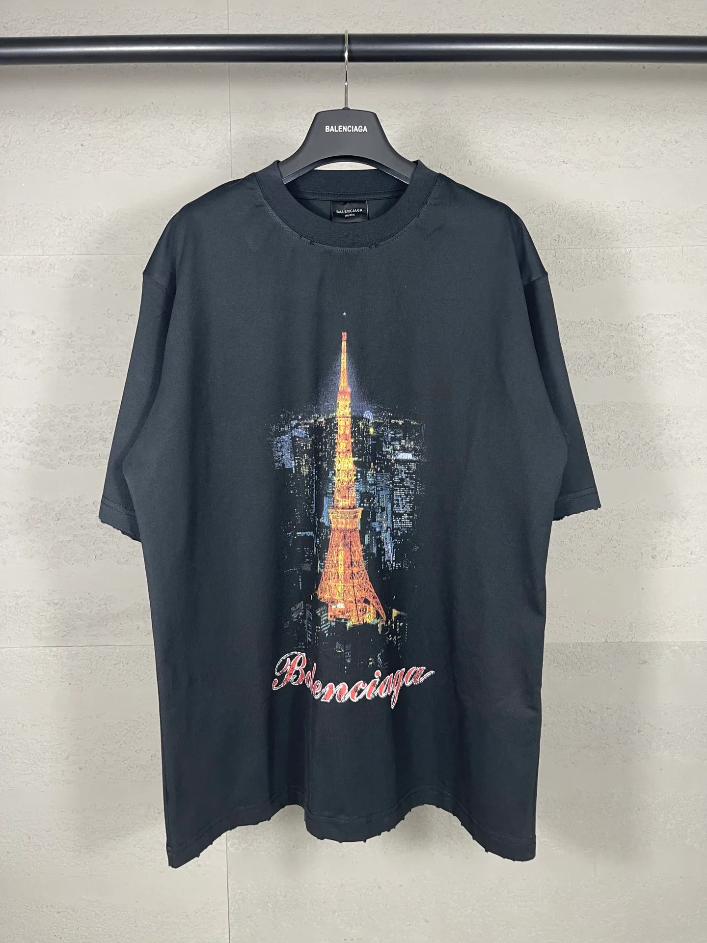 🅿️194 real photos [Top version. Official website quality] BALENCI*GA/Paris. 2024 new style, Paris. Japan Tokyo Tower limited edition. Front and rear direct-injection printing, washed and distressed short-sleeved T-shirt, 2024 new style. Y plate customization. Special market currency. Brick cabinets are synchronized. Genuine products are developed at the first time, and you can print and compare! The fabric is made of Paris ZP custom-woven and dyed cotton double yarn. Weighing 260 grams, the cloth surface is clean. The cloth pattern is clear, soft and comfortable. The threads are dyed with no color difference. The printing uses environmentally friendly imported materials for direct-injection printing, with clear letters and three-dimensional effect. The entire garment is washed, distressed and worn. The version adopts OS loose shoulder design. Same style for men and women. Code: BL223381 Color: black blue. Beige. Size: XS to L