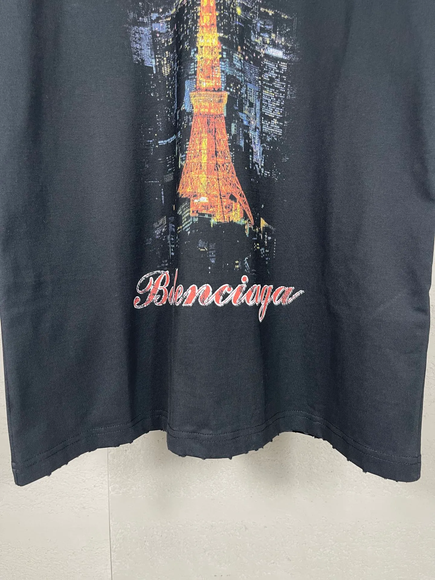 🅿️194 real photos [Top version. Official website quality] BALENCI*GA/Paris. 2024 new style, Paris. Japan Tokyo Tower limited edition. Front and rear direct-injection printing, washed and distressed short-sleeved T-shirt, 2024 new style. Y plate customization. Special market currency. Brick cabinets are synchronized. Genuine products are developed at the first time, and you can print and compare! The fabric is made of Paris ZP custom-woven and dyed cotton double yarn. Weighing 260 grams, the cloth surface is clean. The cloth pattern is clear, soft and comfortable. The threads are dyed with no color difference. The printing uses environmentally friendly imported materials for direct-injection printing, with clear letters and three-dimensional effect. The entire garment is washed, distressed and worn. The version adopts OS loose shoulder design. Same style for men and women. Code: BL223381 Color: black blue. Beige. Size: XS to L
